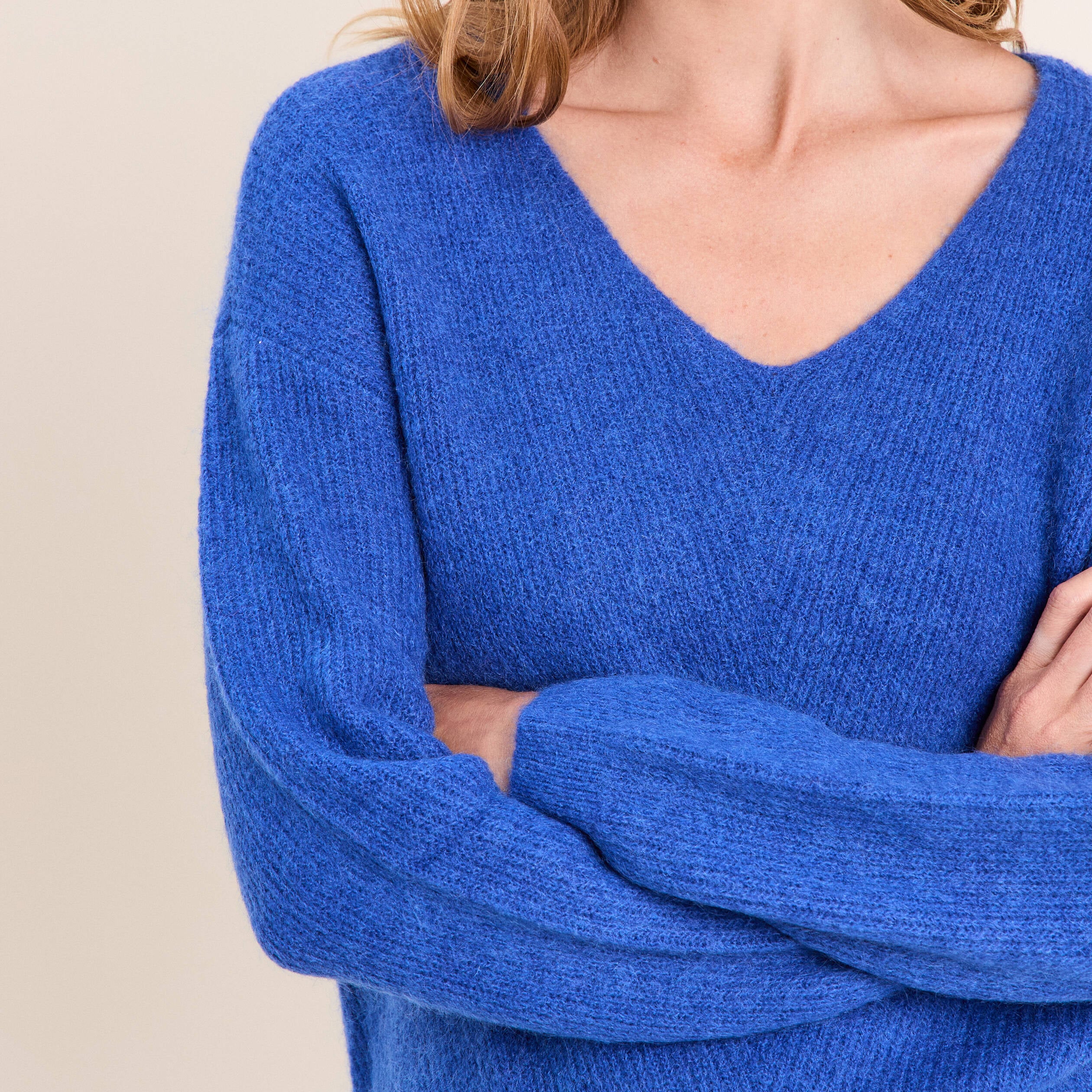 Pull col v bleu electrique femme