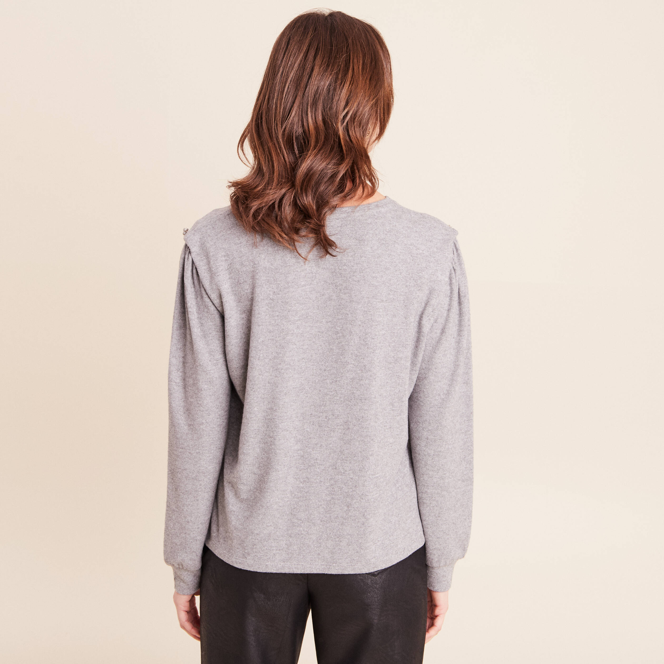 T-shirt doux avec bijoux gris fonc&eacute; femme