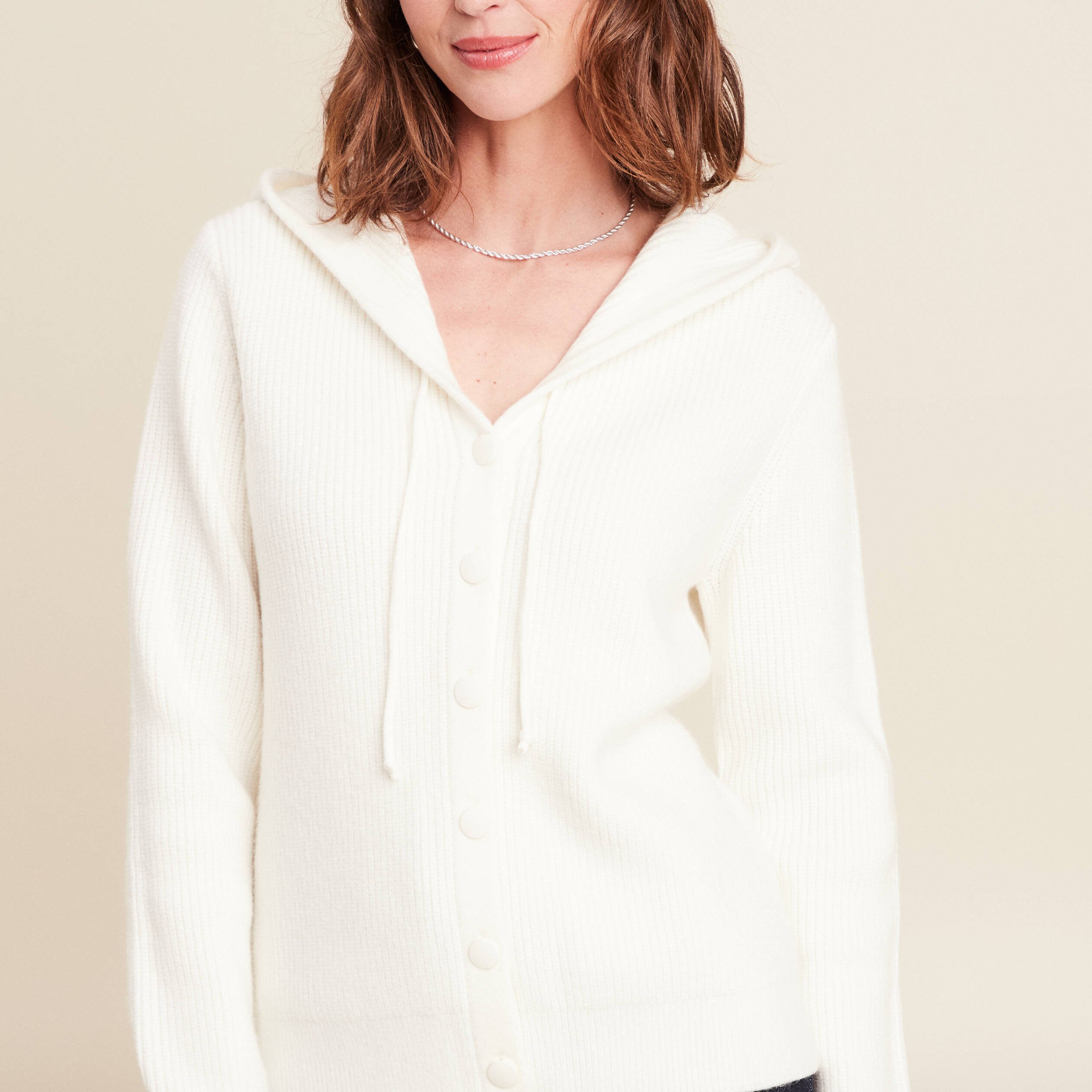 Gilet mi-long à capuche bas resserré ecru femme
