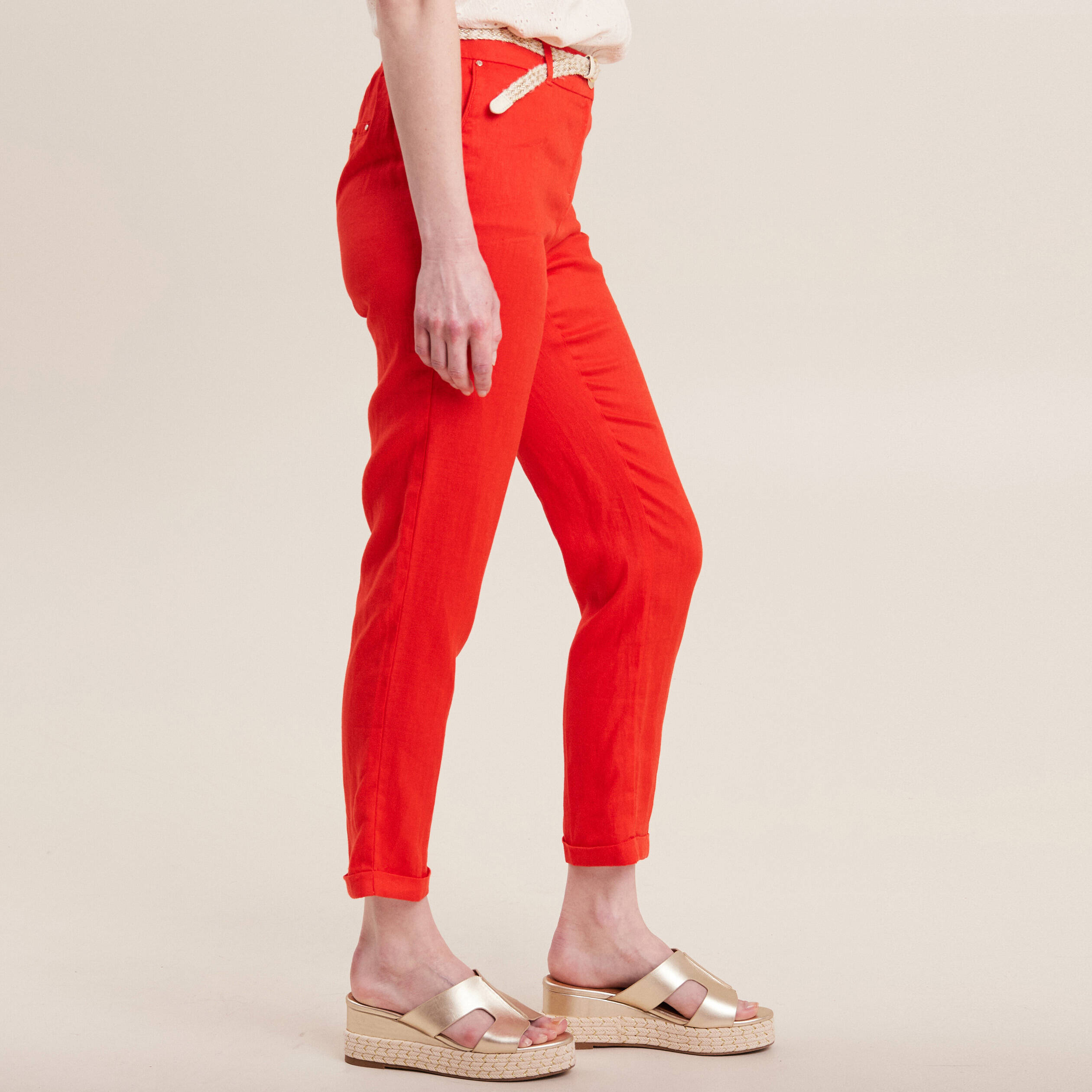 Pantalon coupe chino en lin ceintur&eacute; orange femme