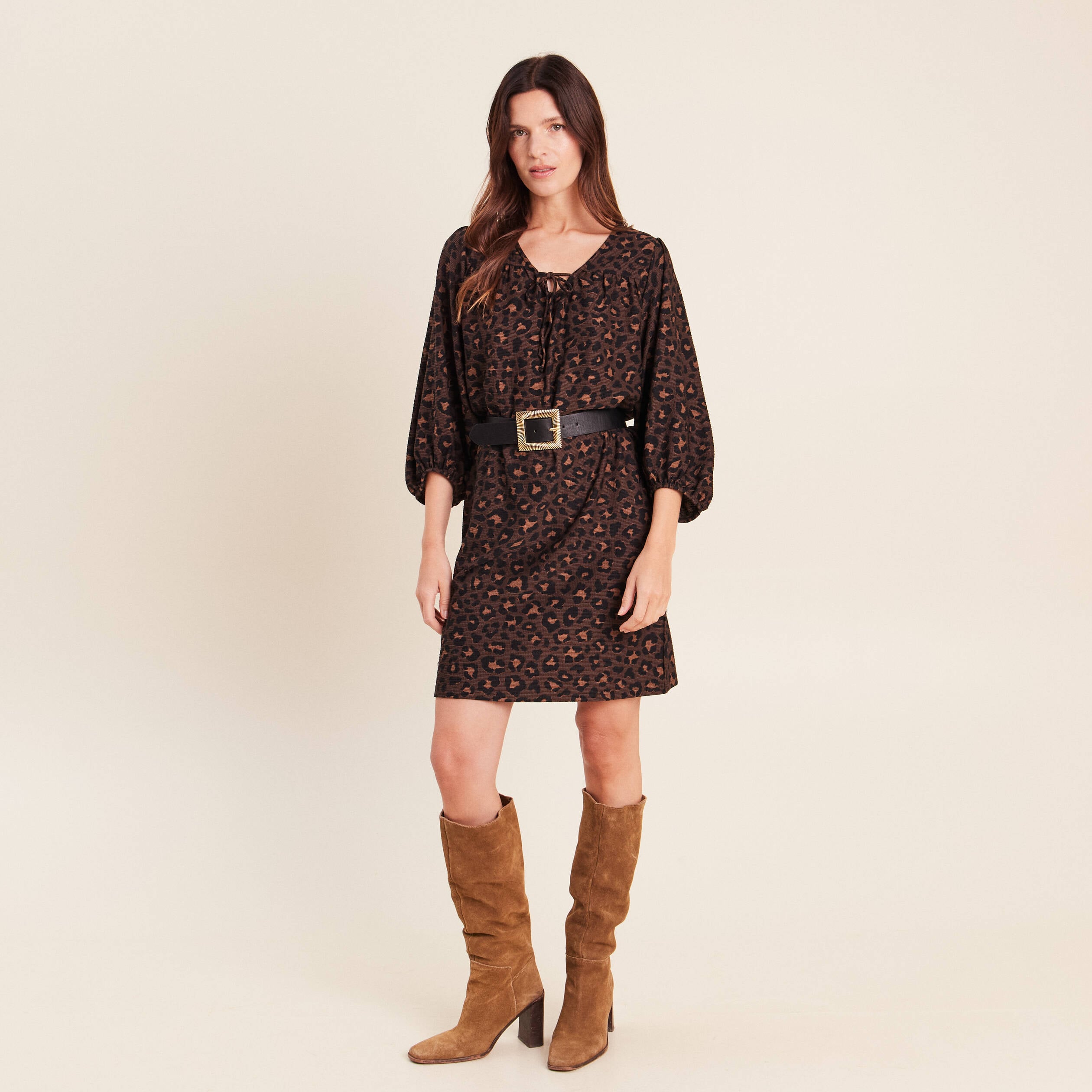 Robe courte &eacute;vas&eacute;e col v manches 3/4 marron femme