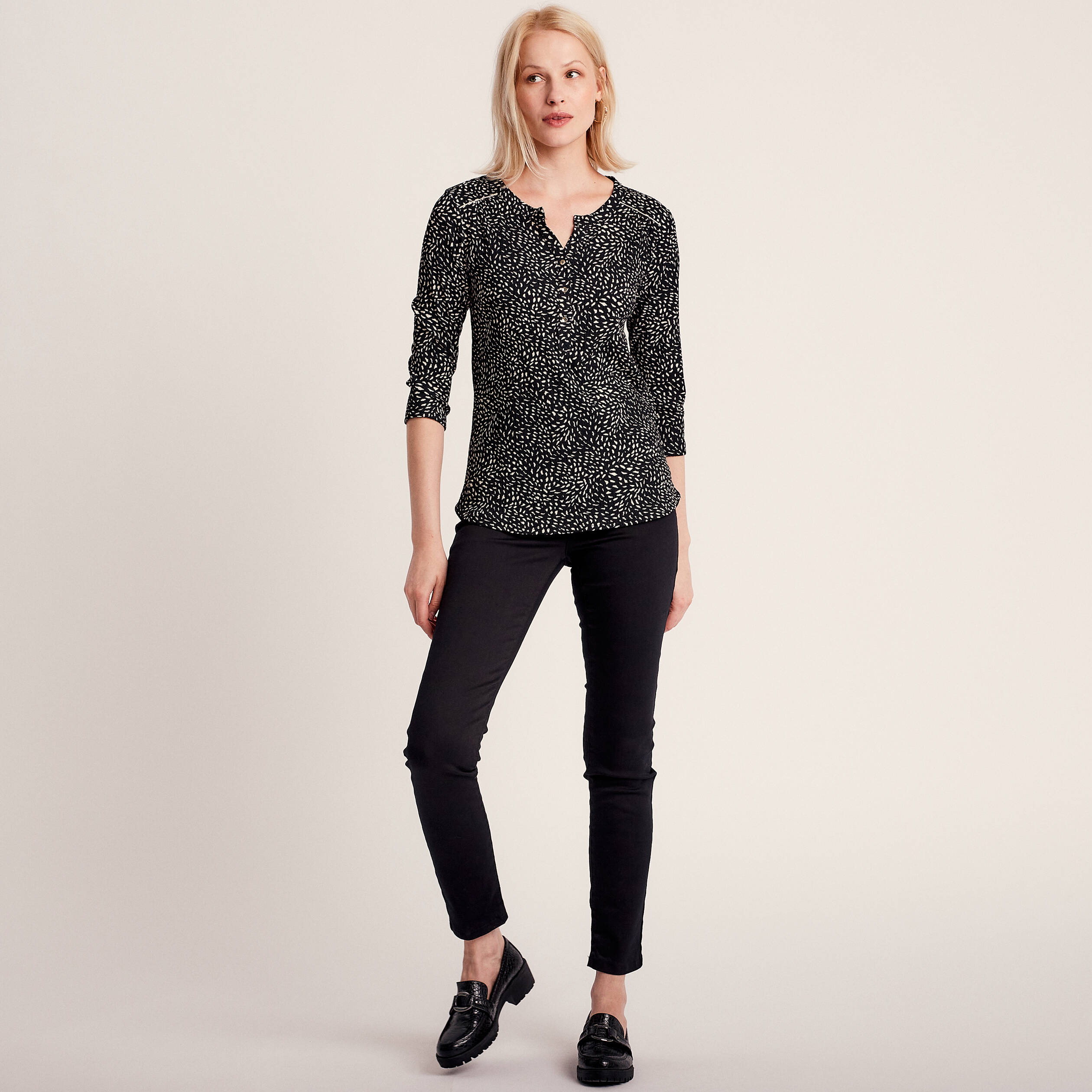 Jean magique ajusté taille standard noir femme