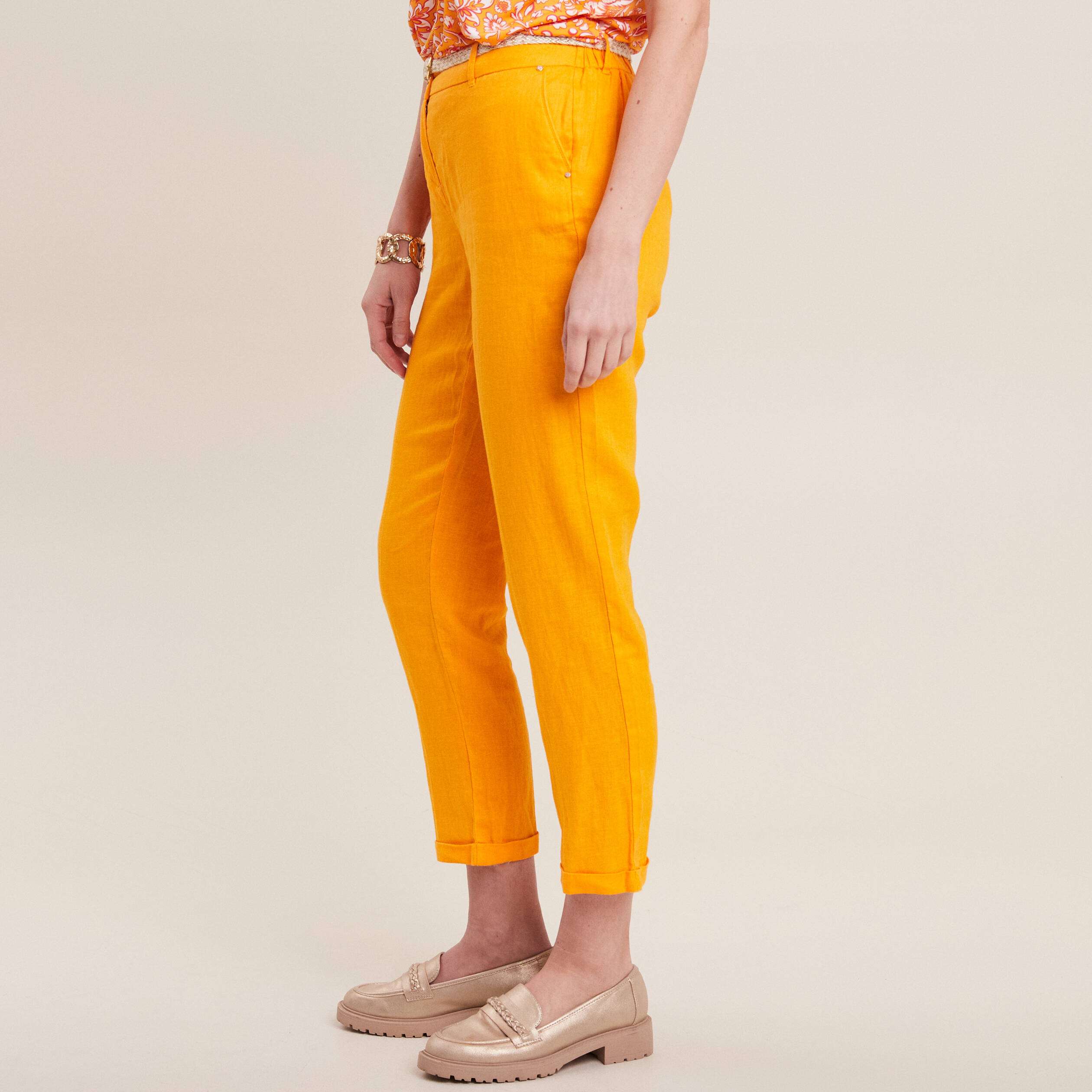 Pantalon coupe chino en lin ceintur&eacute; jaune or femme