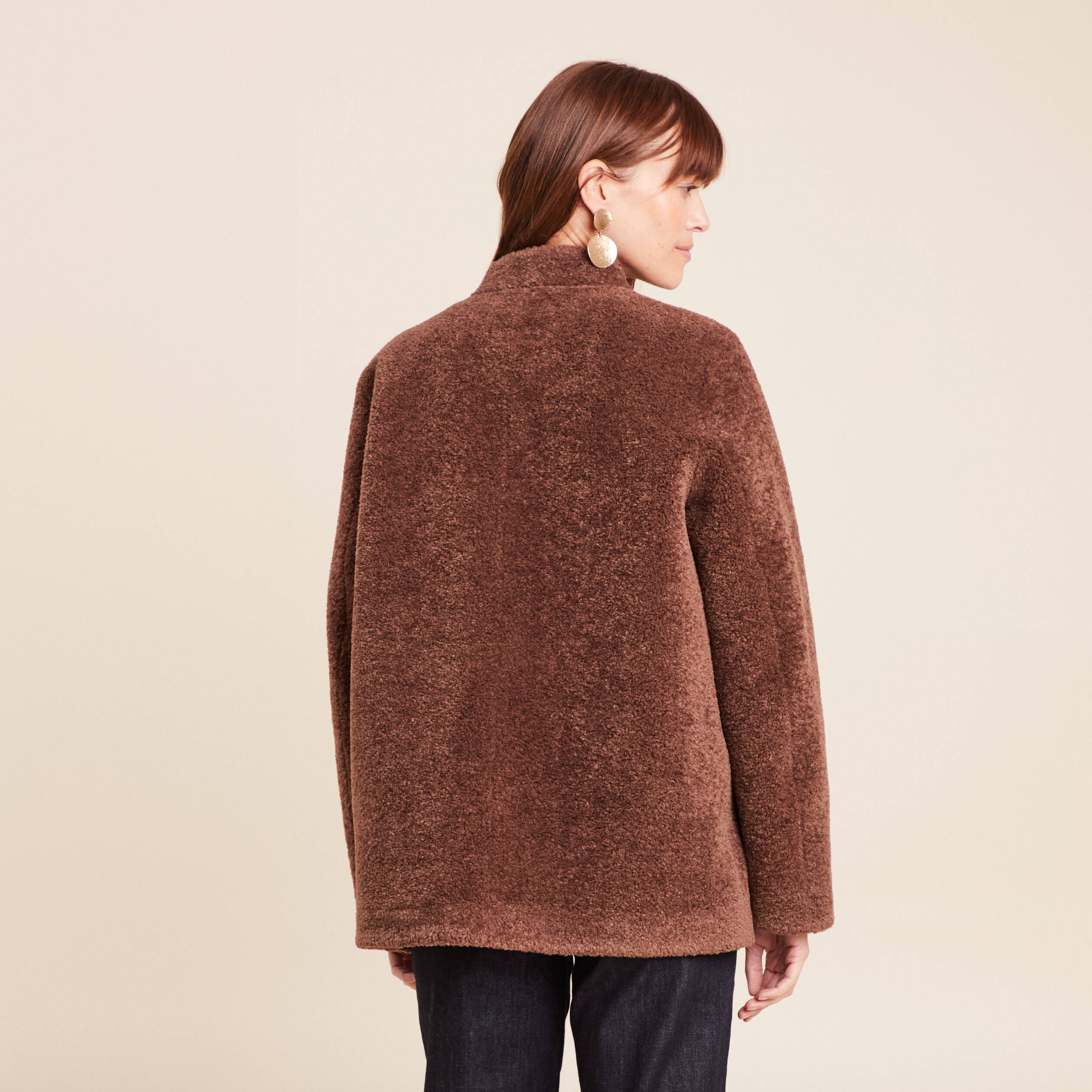 Manteau droit court en bouclette marron fonc&eacute; femme