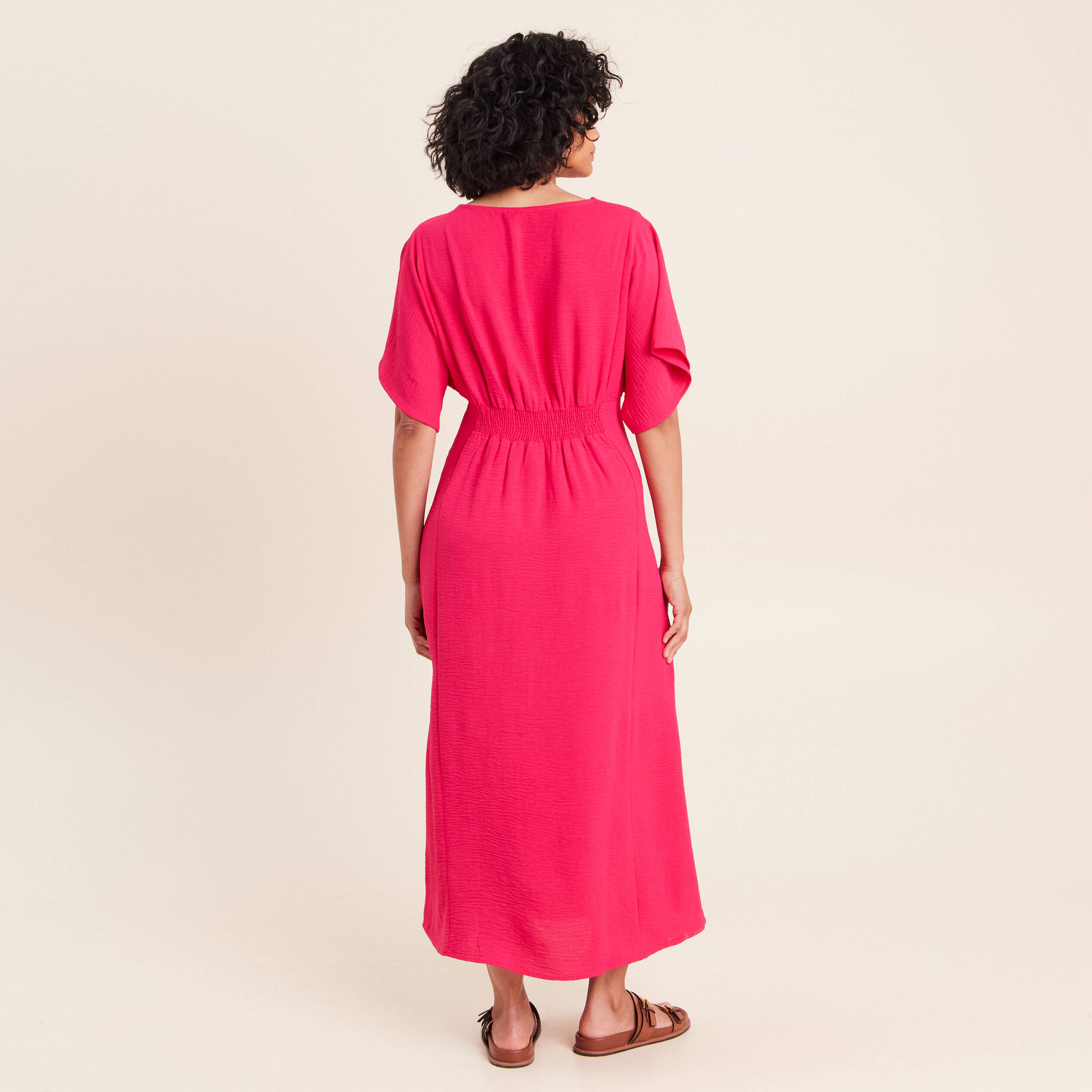 Robe longue &eacute;vas&eacute;e col v manches coudes rose fushia femme