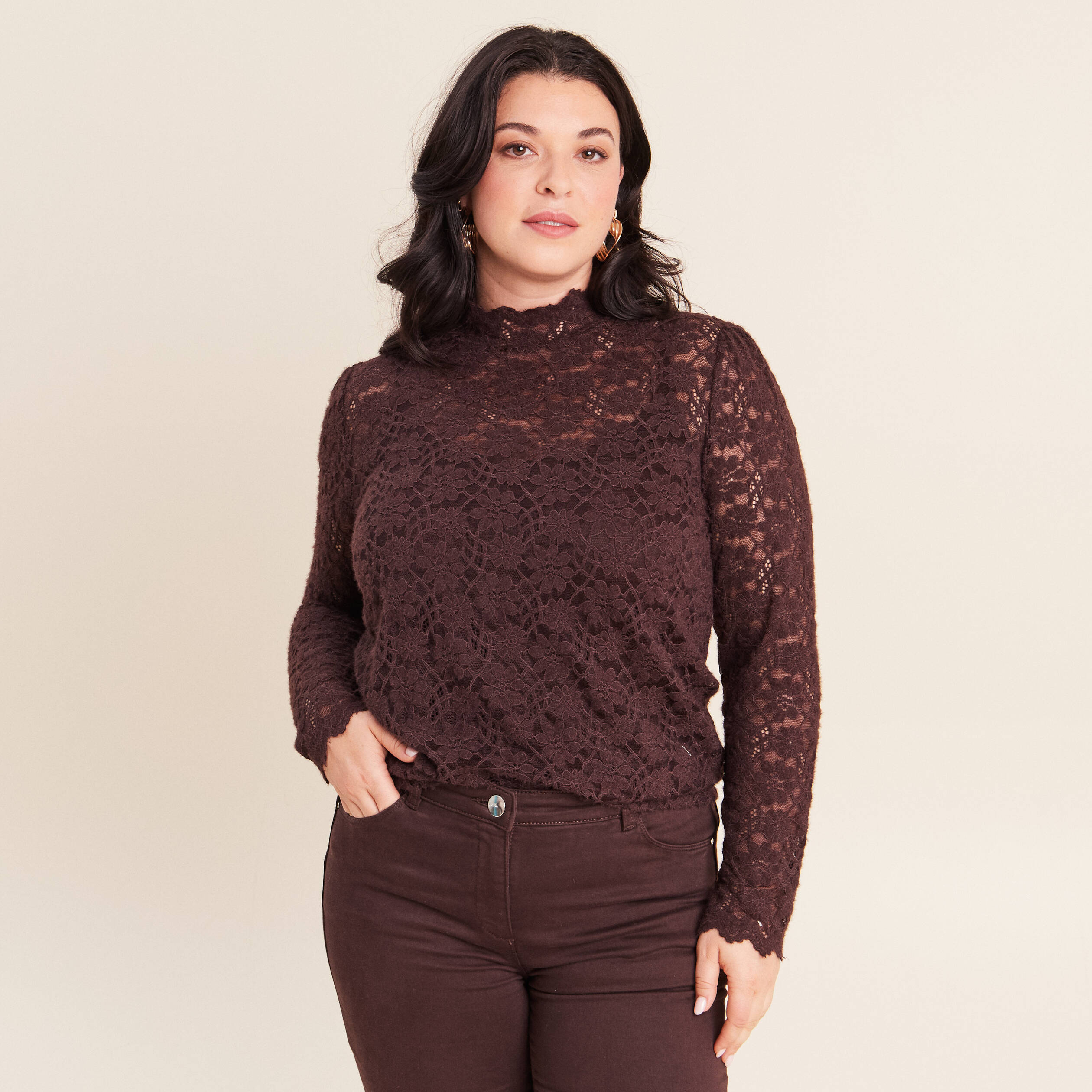 T-shirt cintr&eacute; col montant dentelle marron fonc&eacute; femme