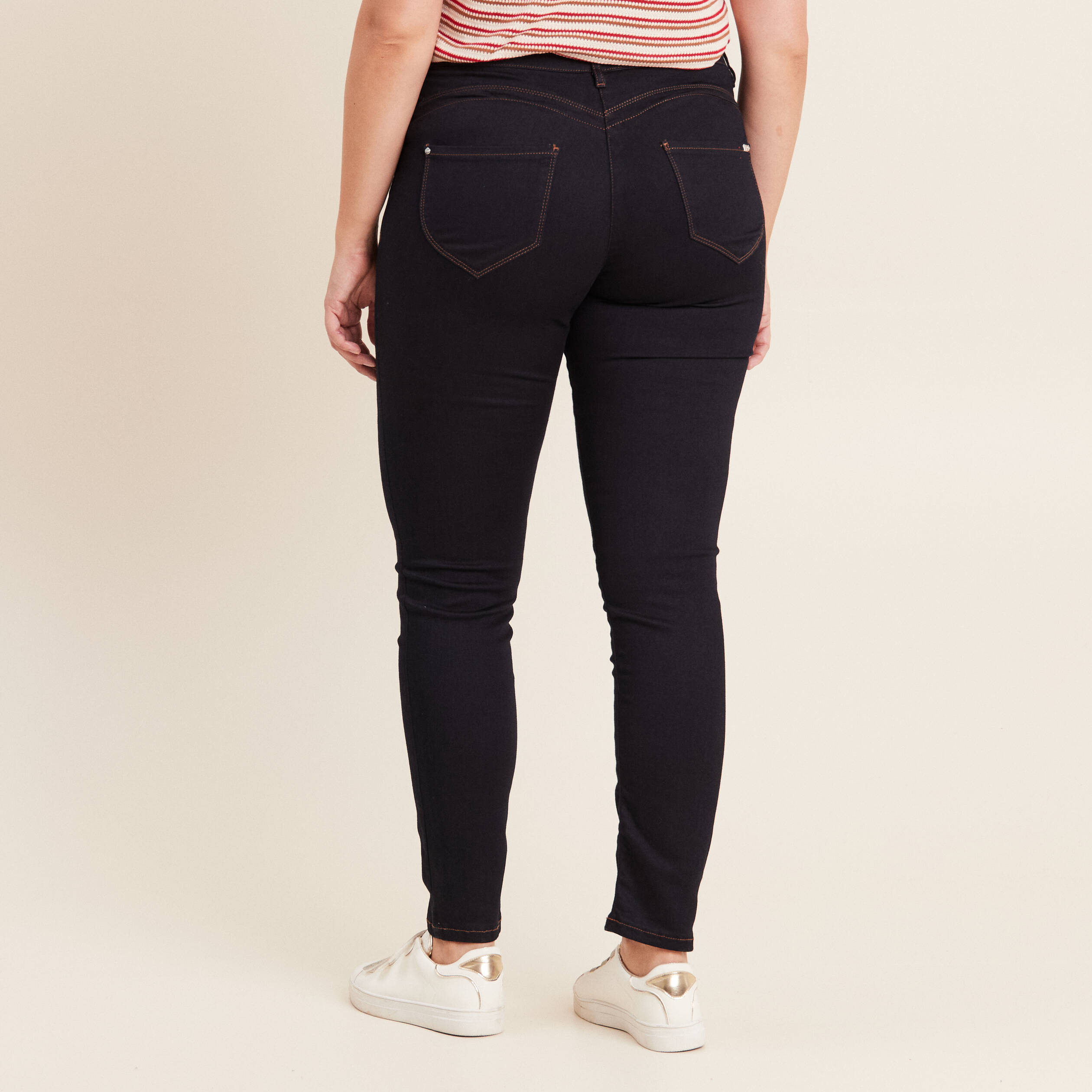 Jean magique L'Unique coupe ajust&eacute;e denim brut femme