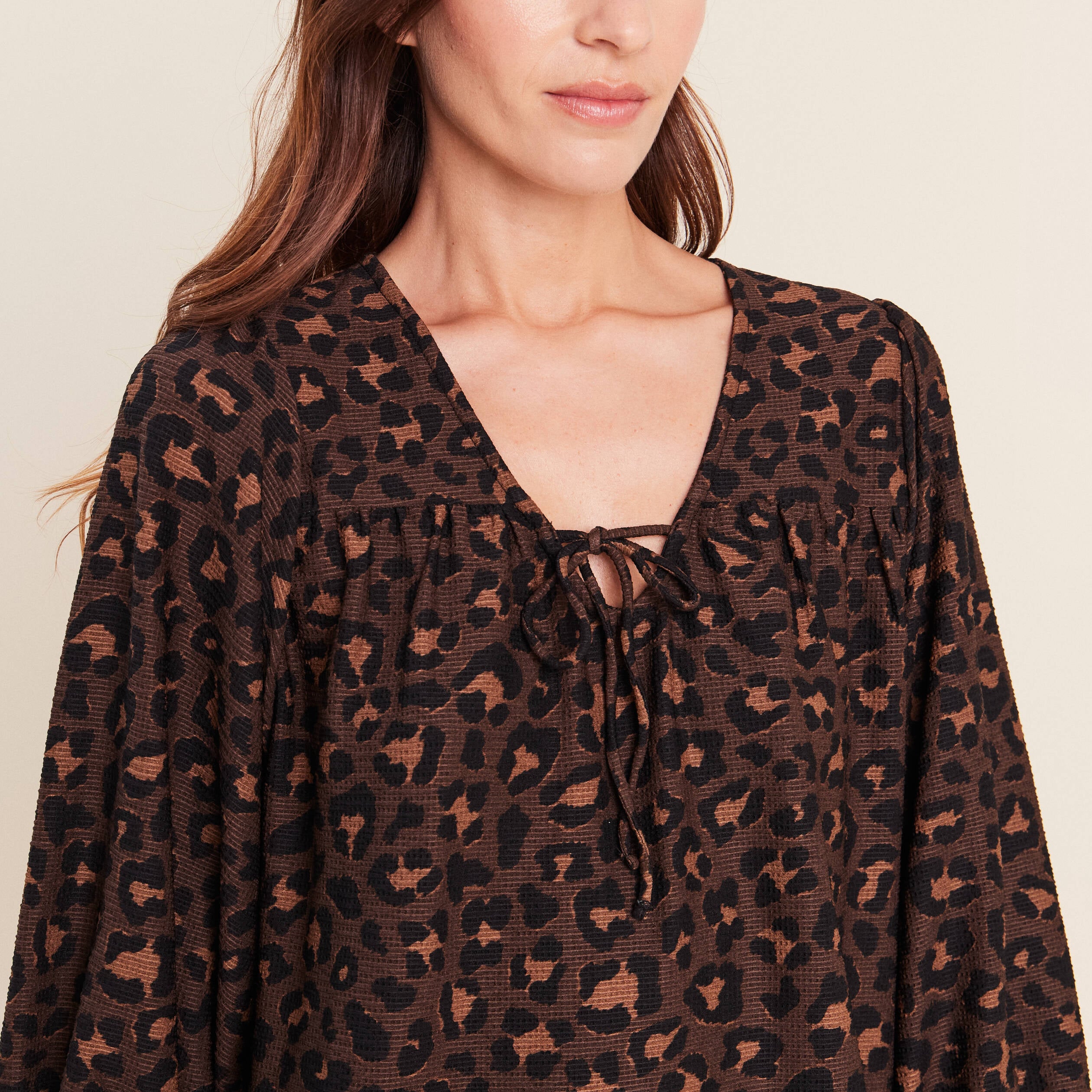 Robe courte &eacute;vas&eacute;e col v manches 3/4 marron femme