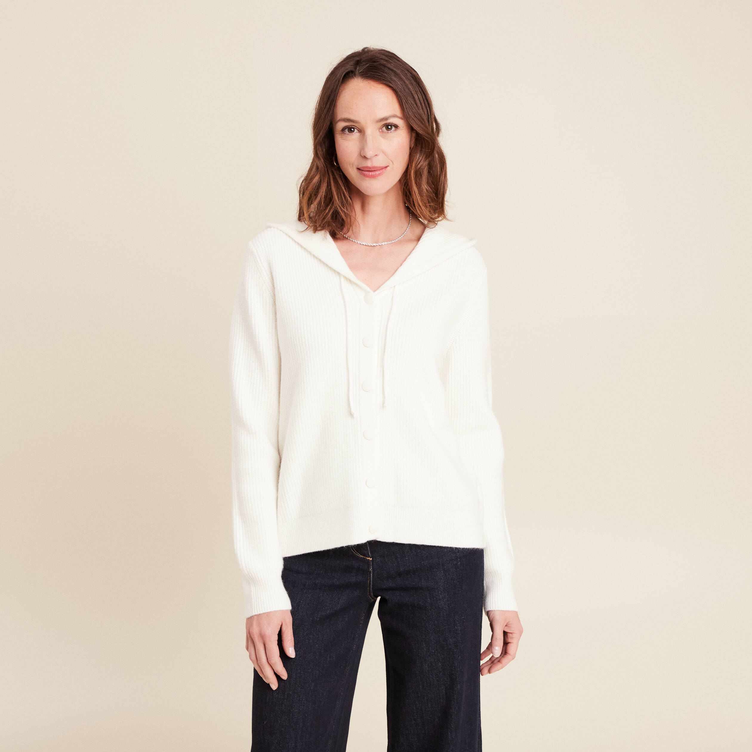 Gilet mi-long à capuche bas resserré ecru femme