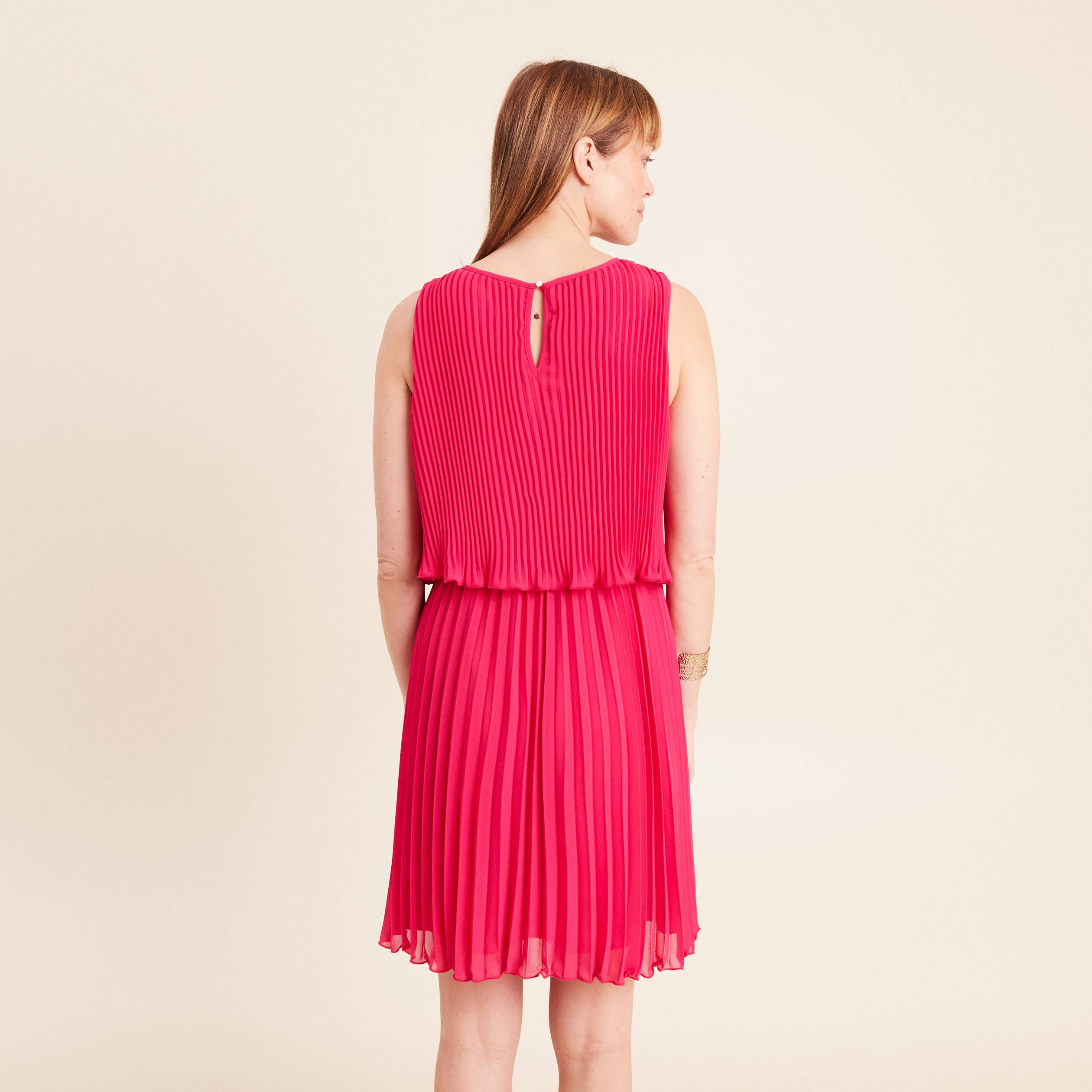 Robe pliss&eacute;e sans manches col rond rose fushia femme