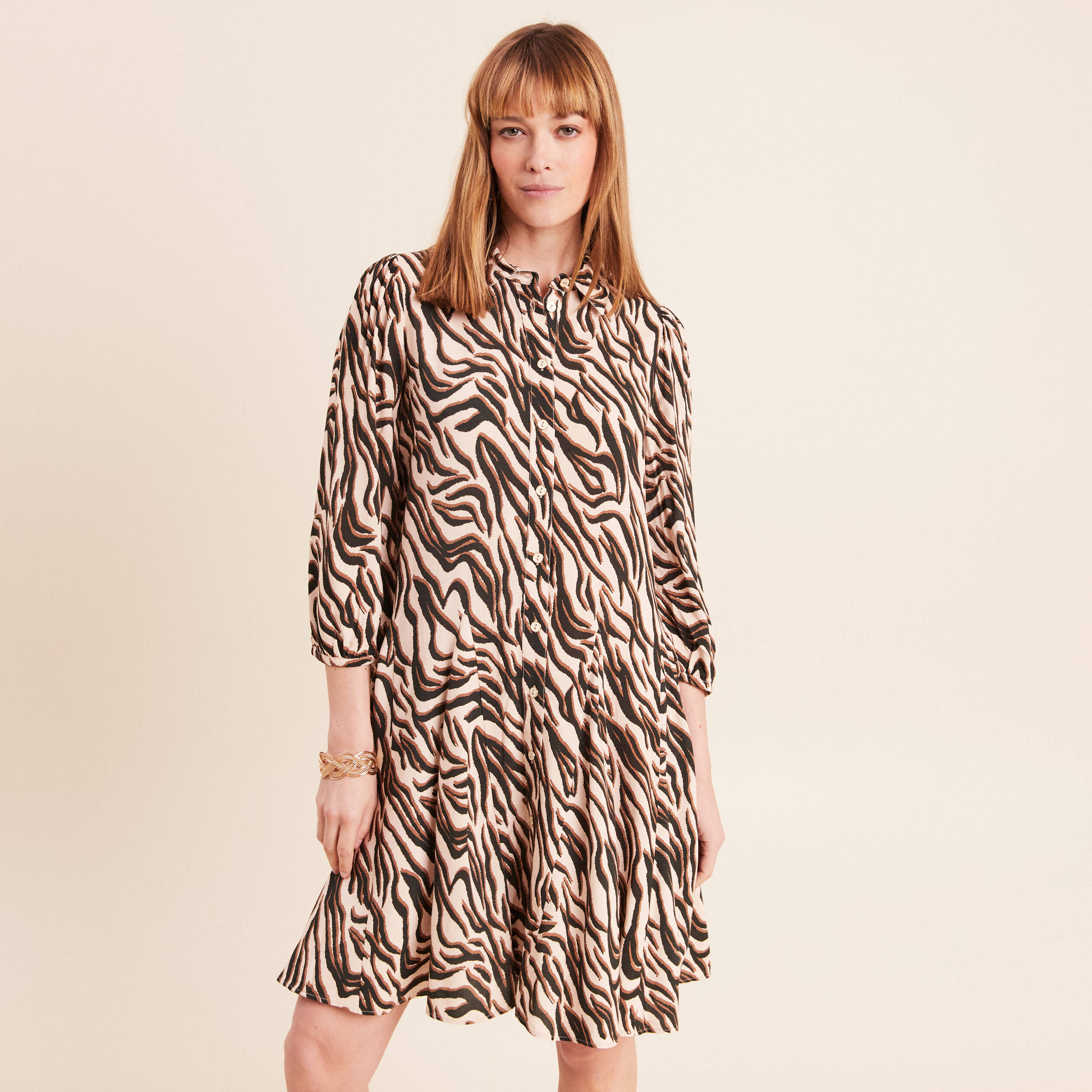 Robe courte &eacute;vas&eacute;e col chemise noir femme