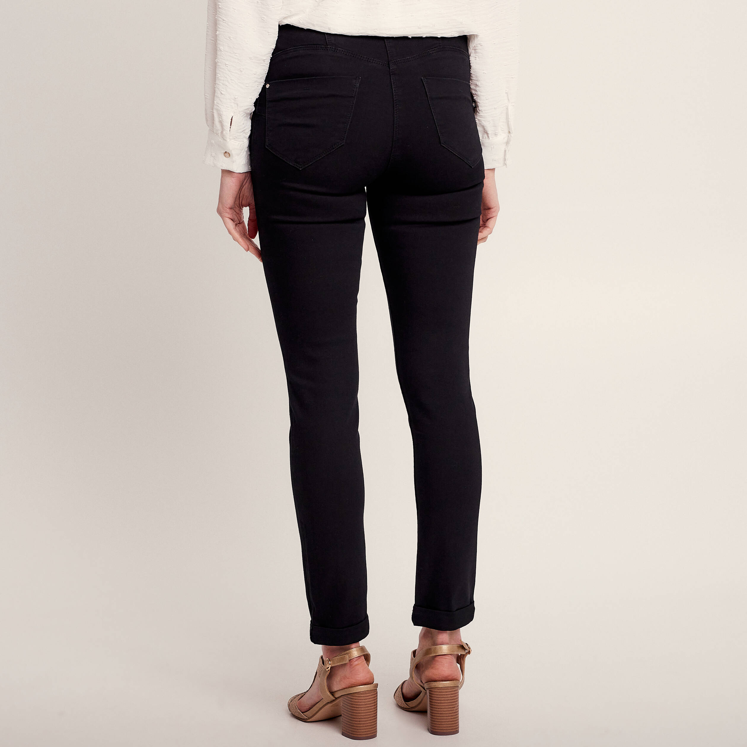 Jean ajusté taille standard 7/8ème noir femme