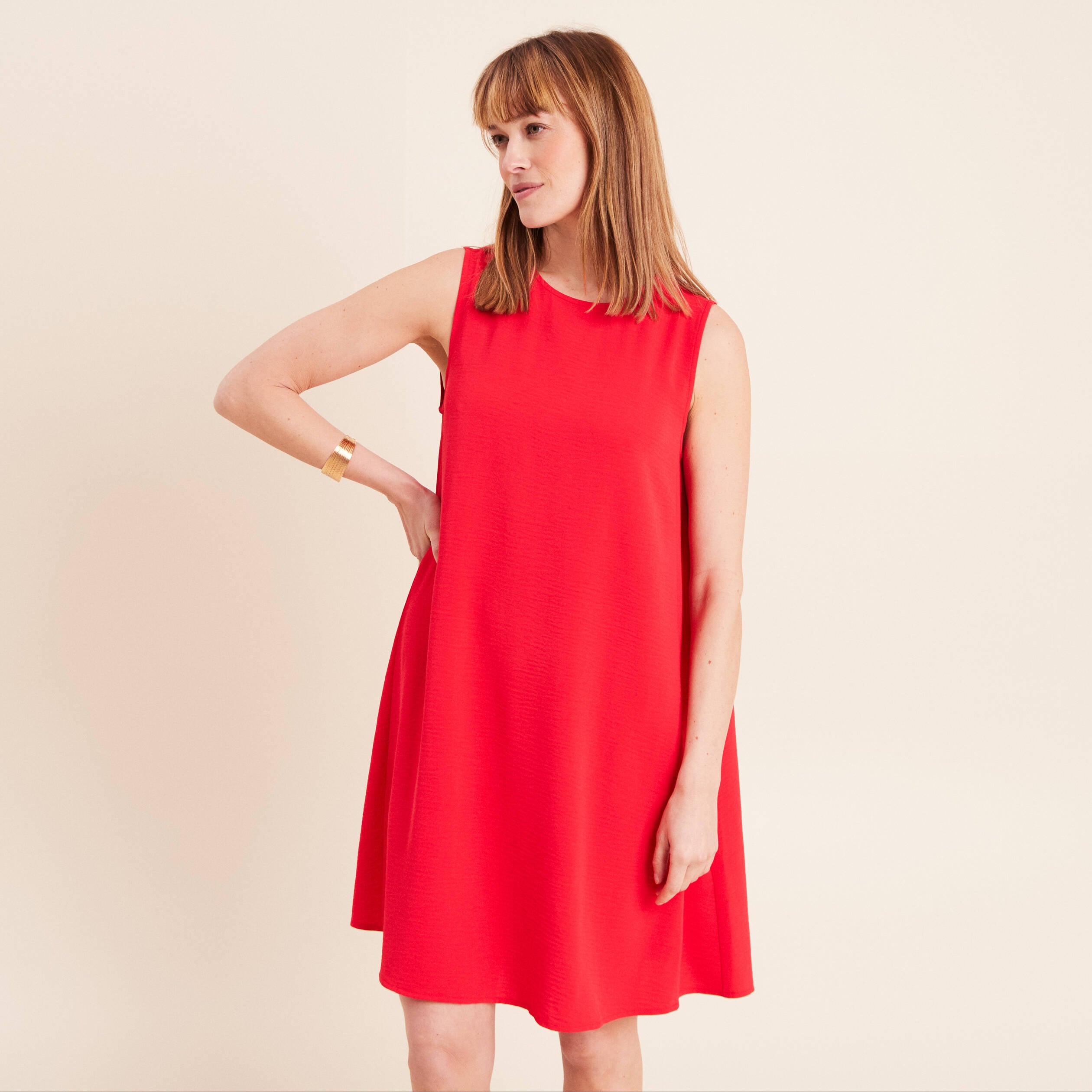 Robe courte &eacute;vas&eacute;e sans manches col rond rouge fluo femme