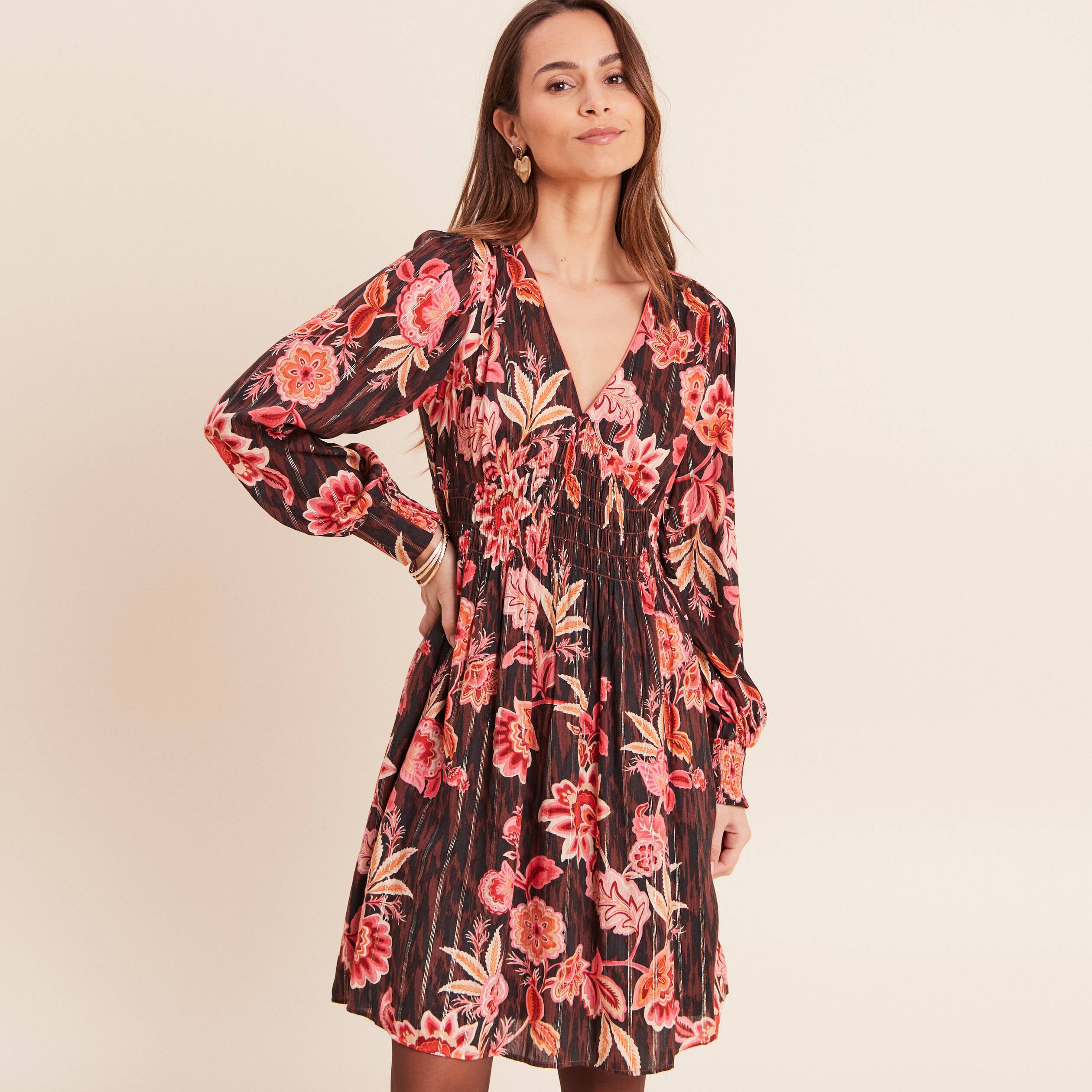 Robe courte &eacute;vas&eacute;e col v manches longues marron femme