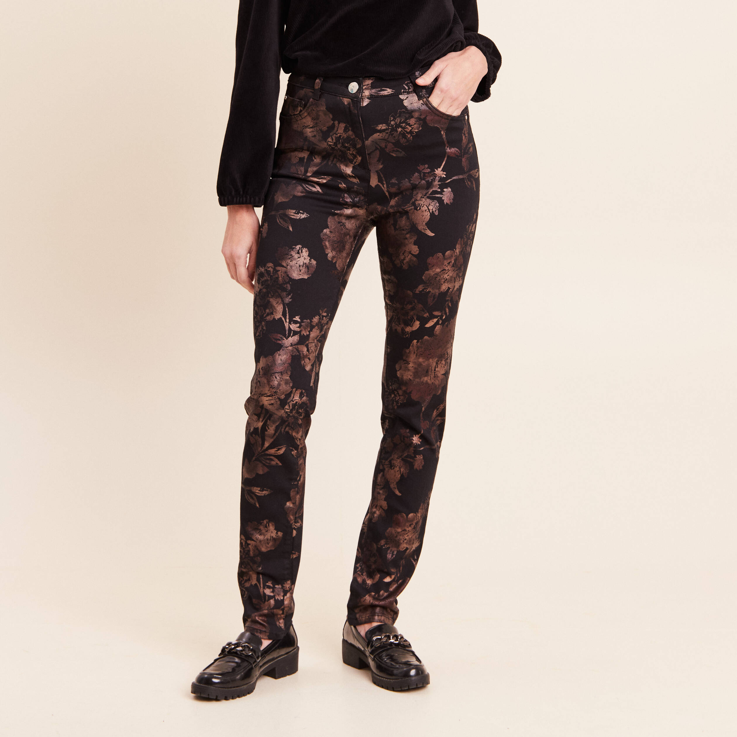 Pantalon ajust&eacute; taille haute denim noir enduit femme