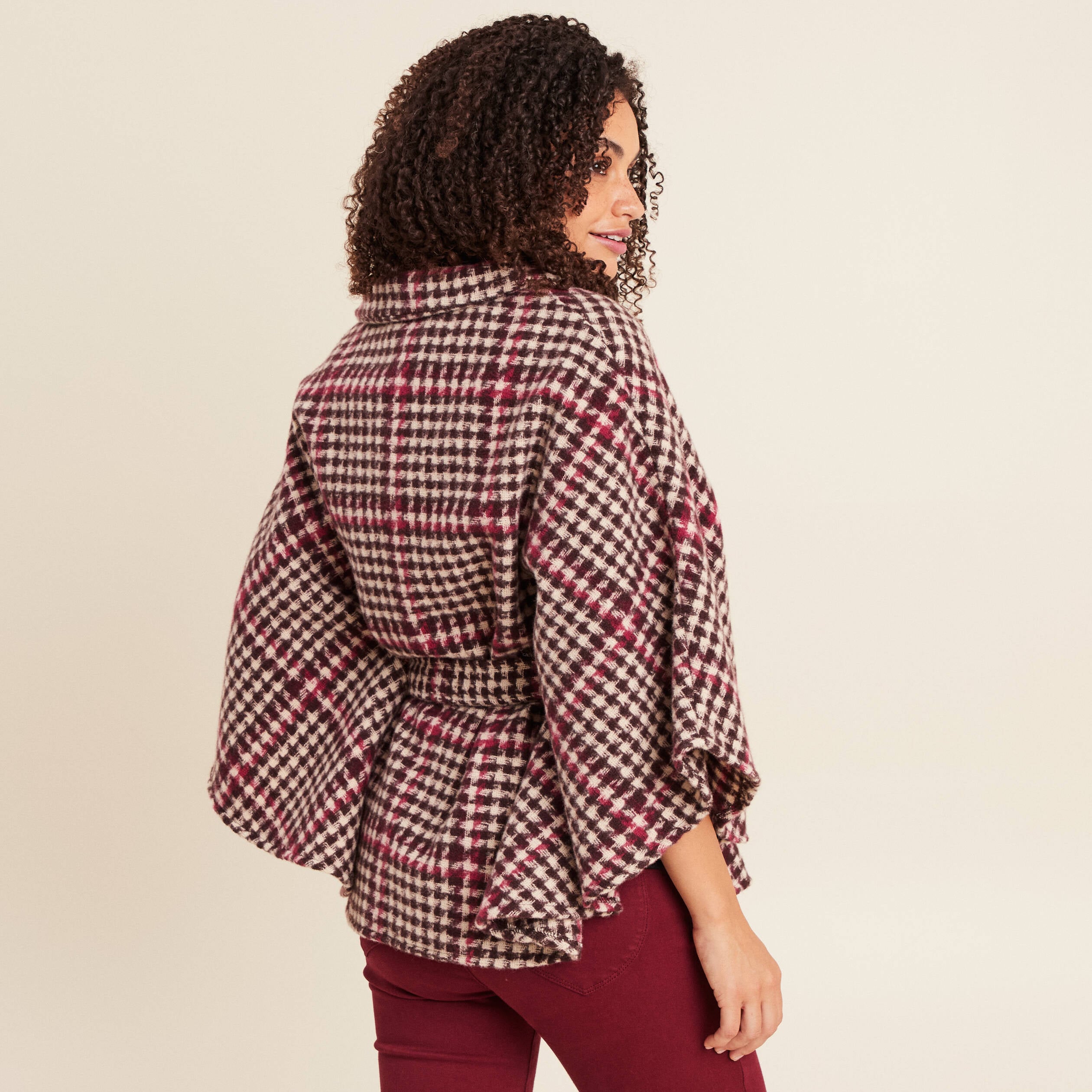 Poncho ceintur&eacute; boutonn&eacute; bordeaux femme