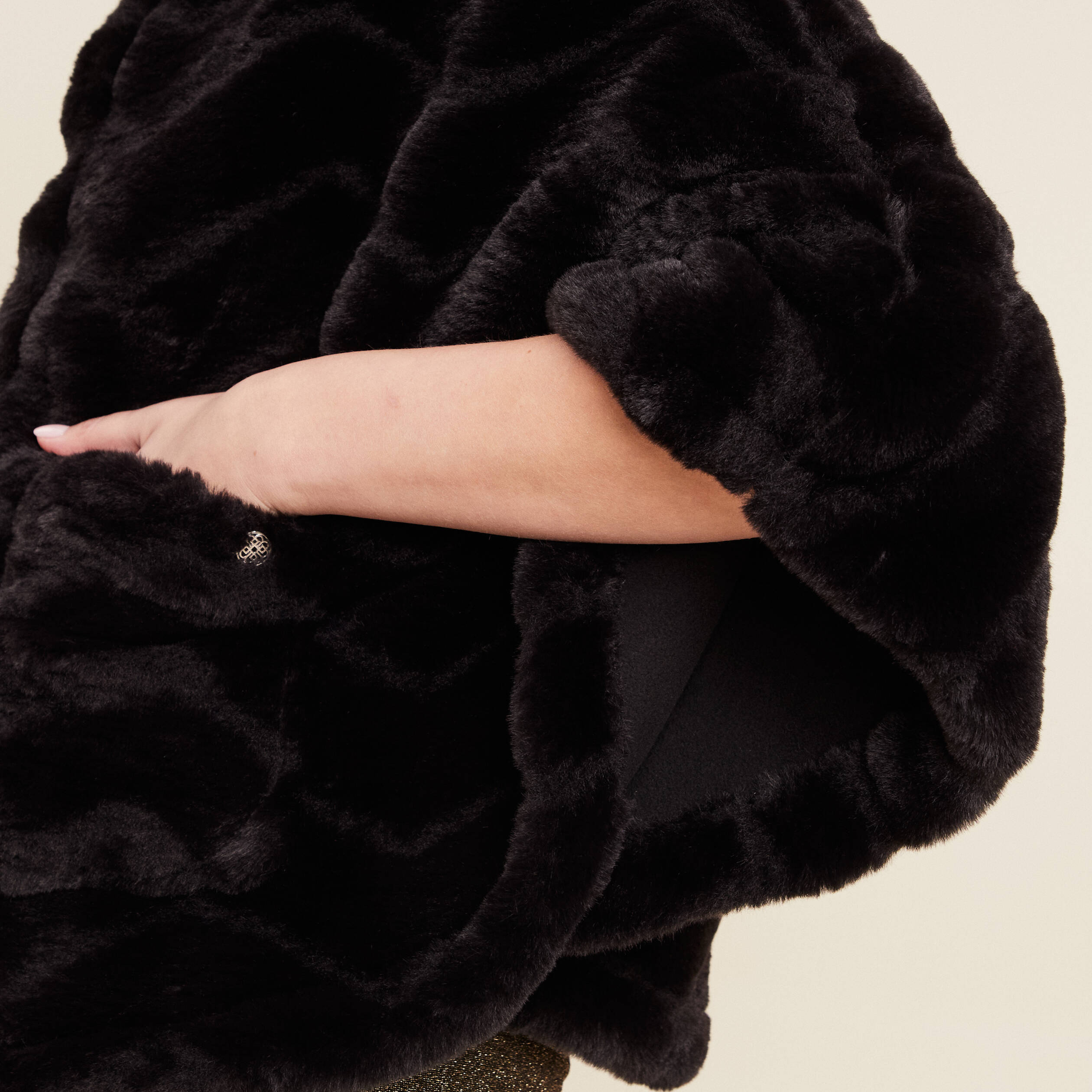 Cape fausse fourrure noir femme