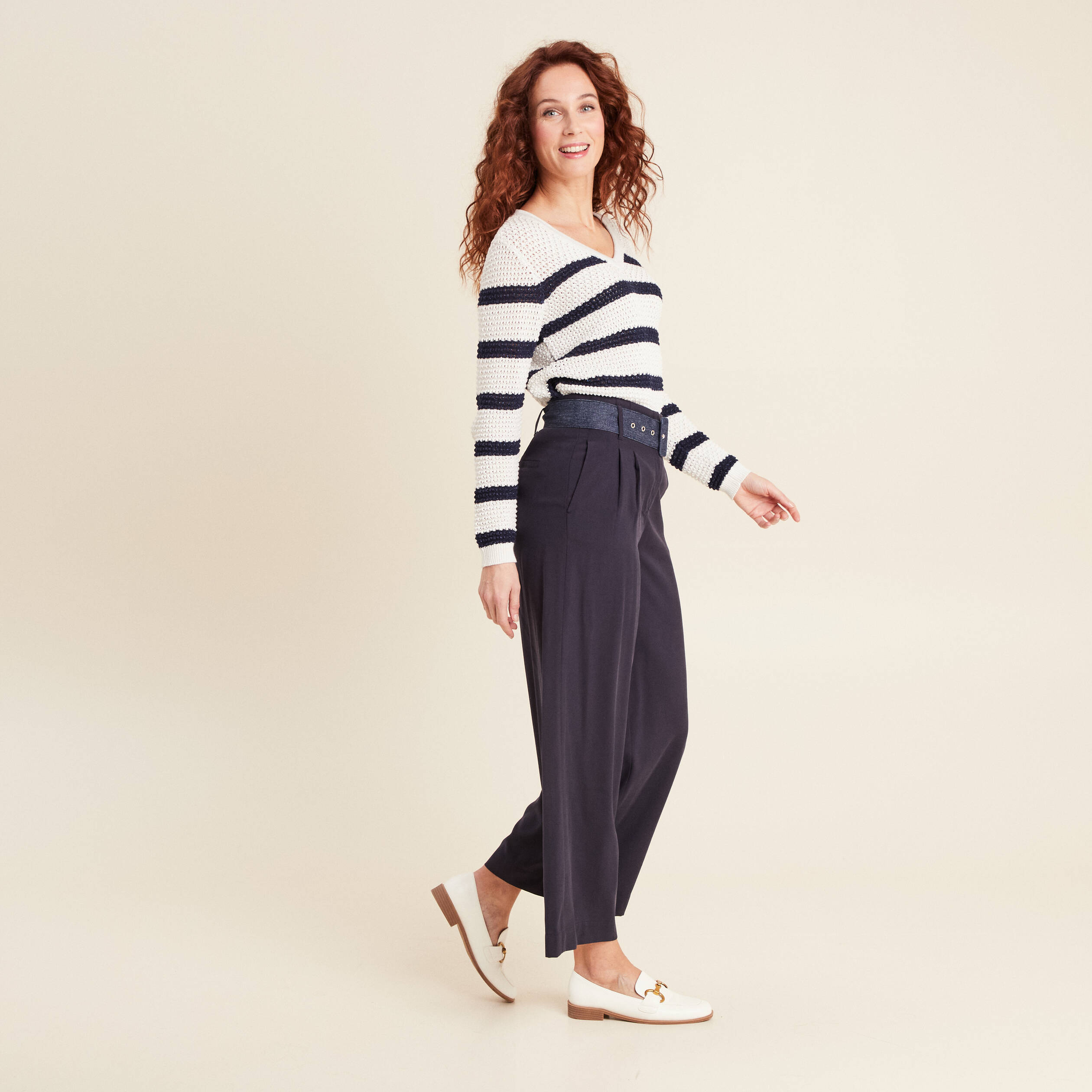 Pantalon large ceinturé bleu foncé femme