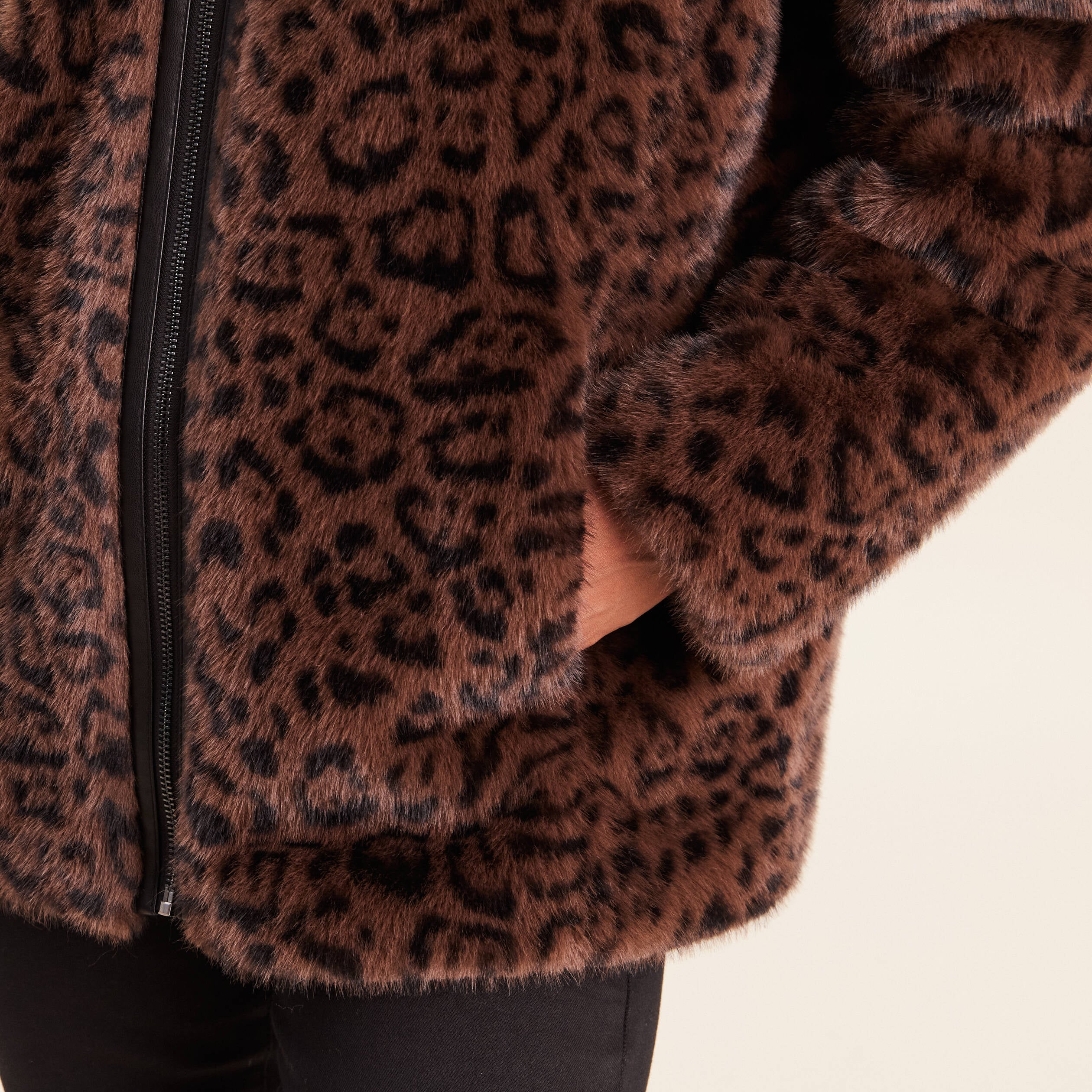 Manteau en fausse fourrure &agrave; capuche marron femme