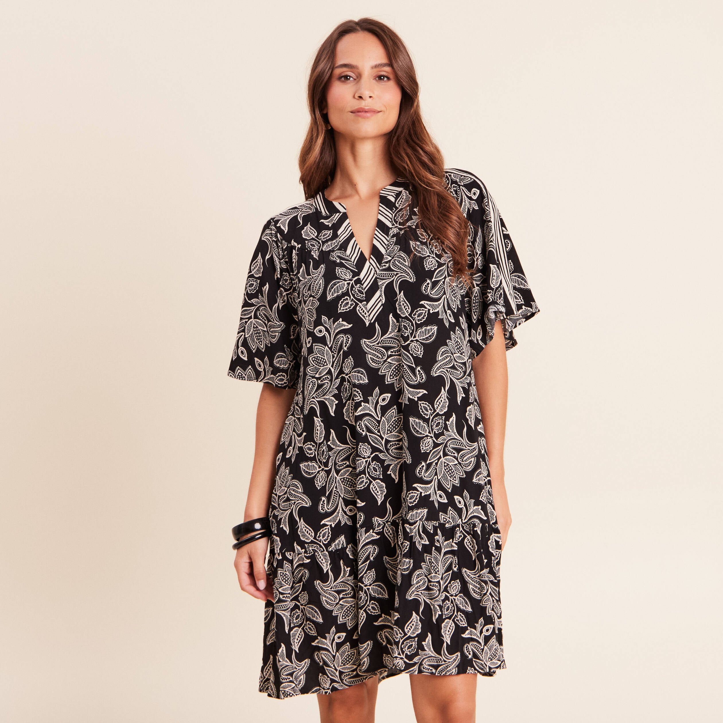 Robe courte &eacute;vas&eacute;e col tunisien noir femme