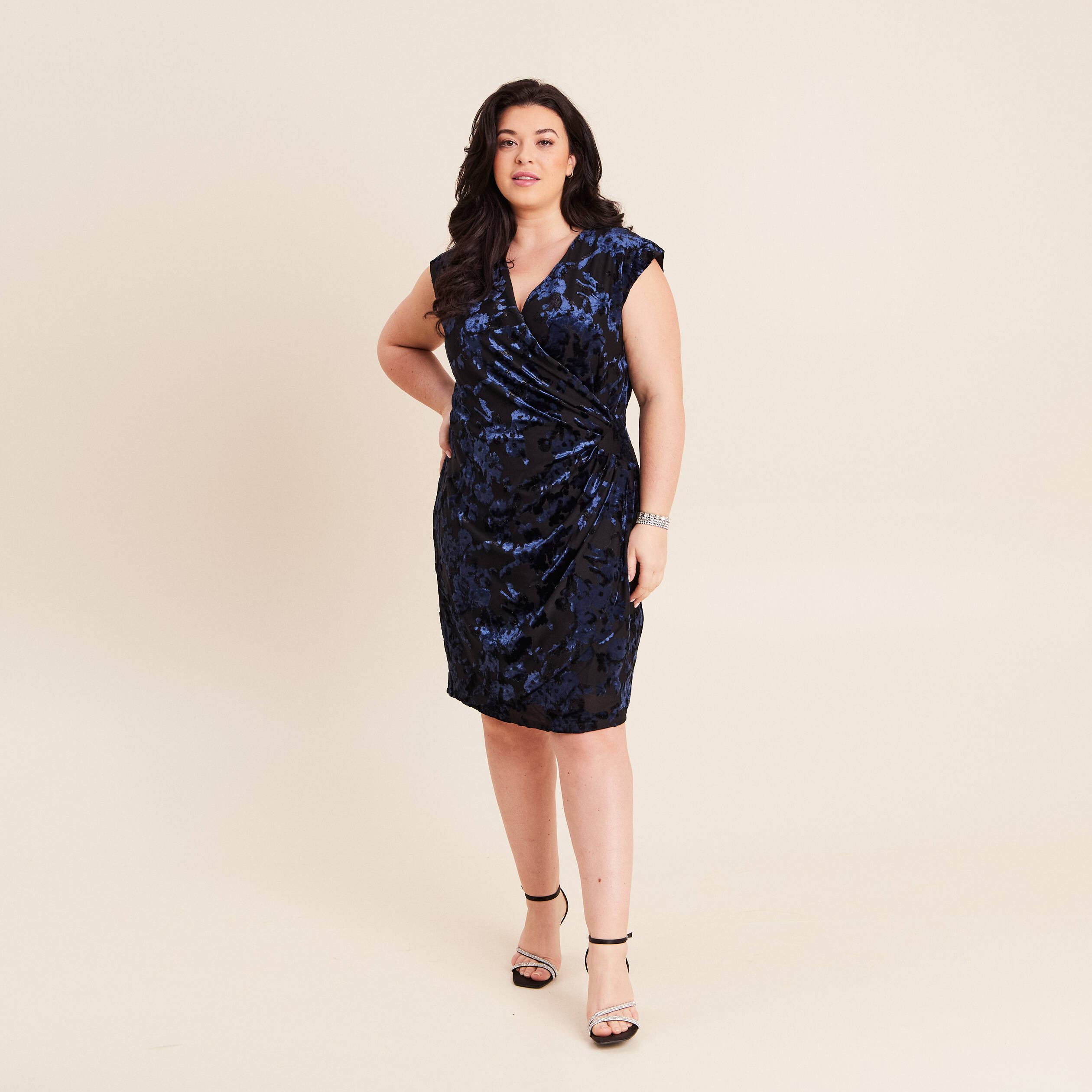 Robe portefeuille d&eacute;tails velours noir femme