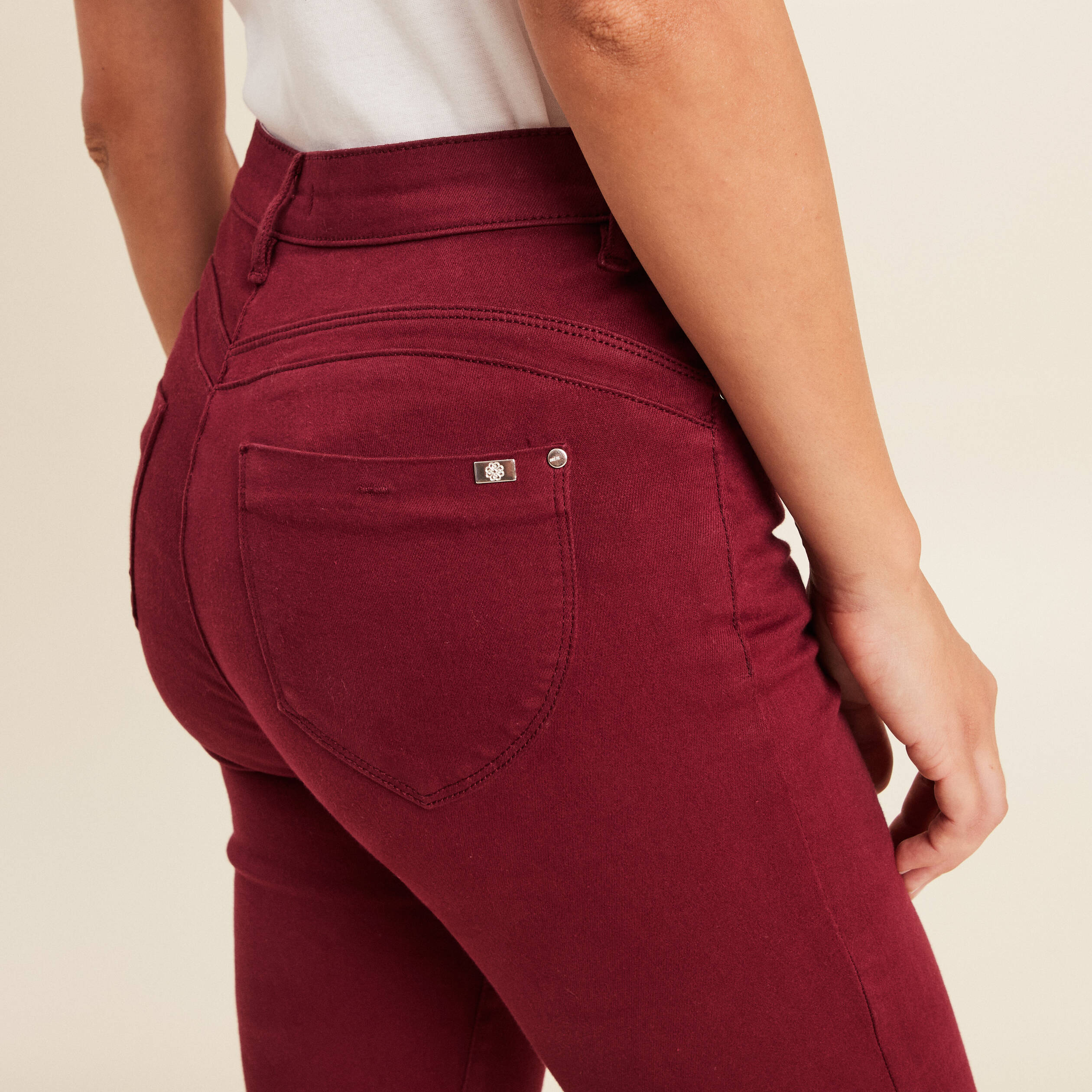 Jean magique L'Unique coupe ajust&eacute;e bordeaux femme
