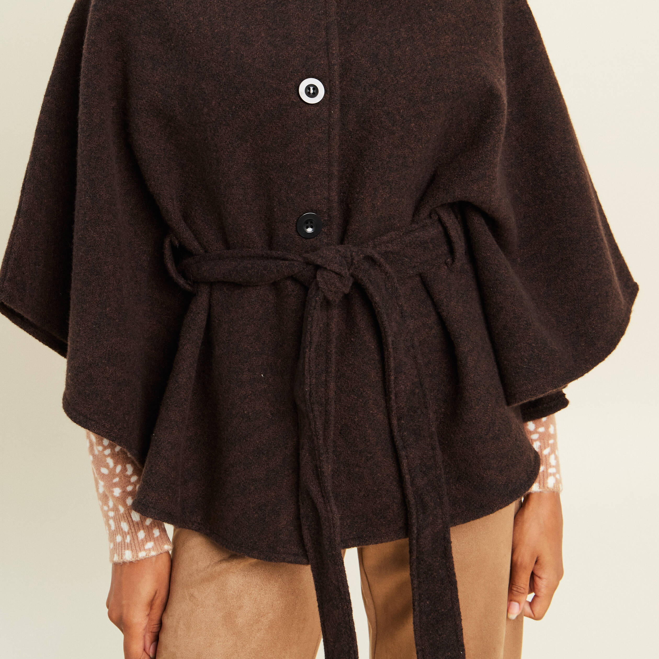 Poncho ceintur&eacute; en polyester recycl&eacute; marron fonc&eacute; femme