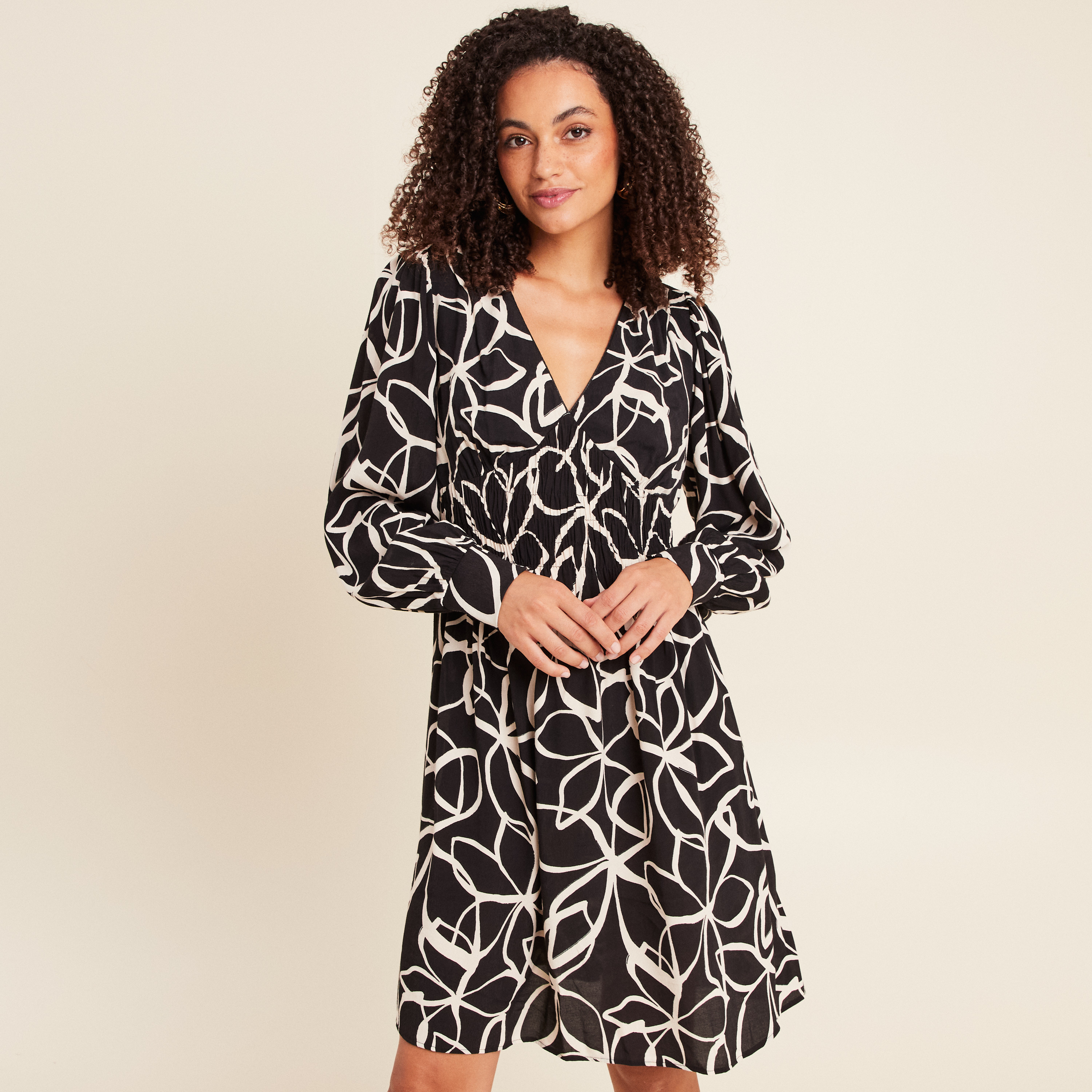 Robe courte &eacute;vas&eacute;e col v manches longues noir femme