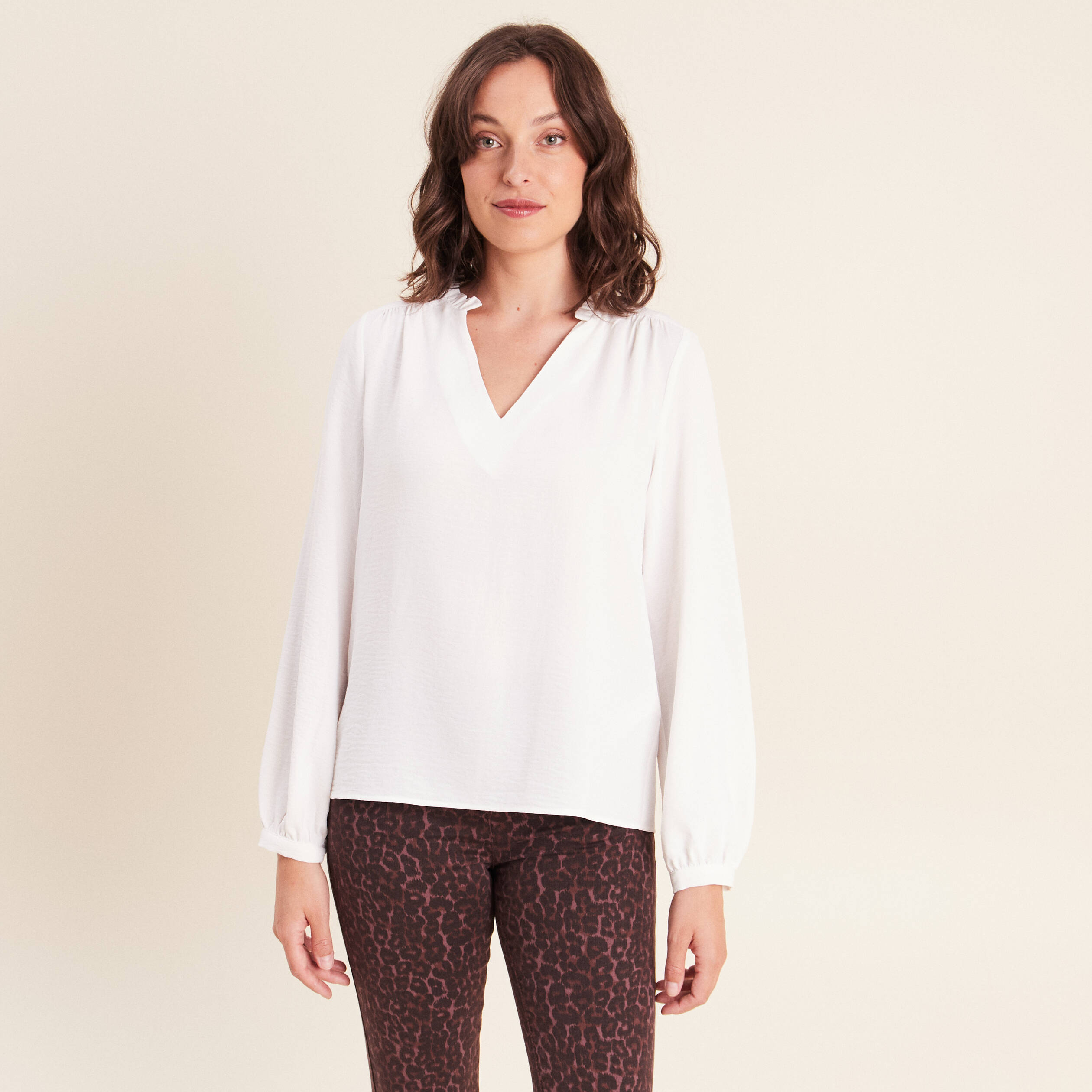 Blouse col v manches longues fluide ecru femme