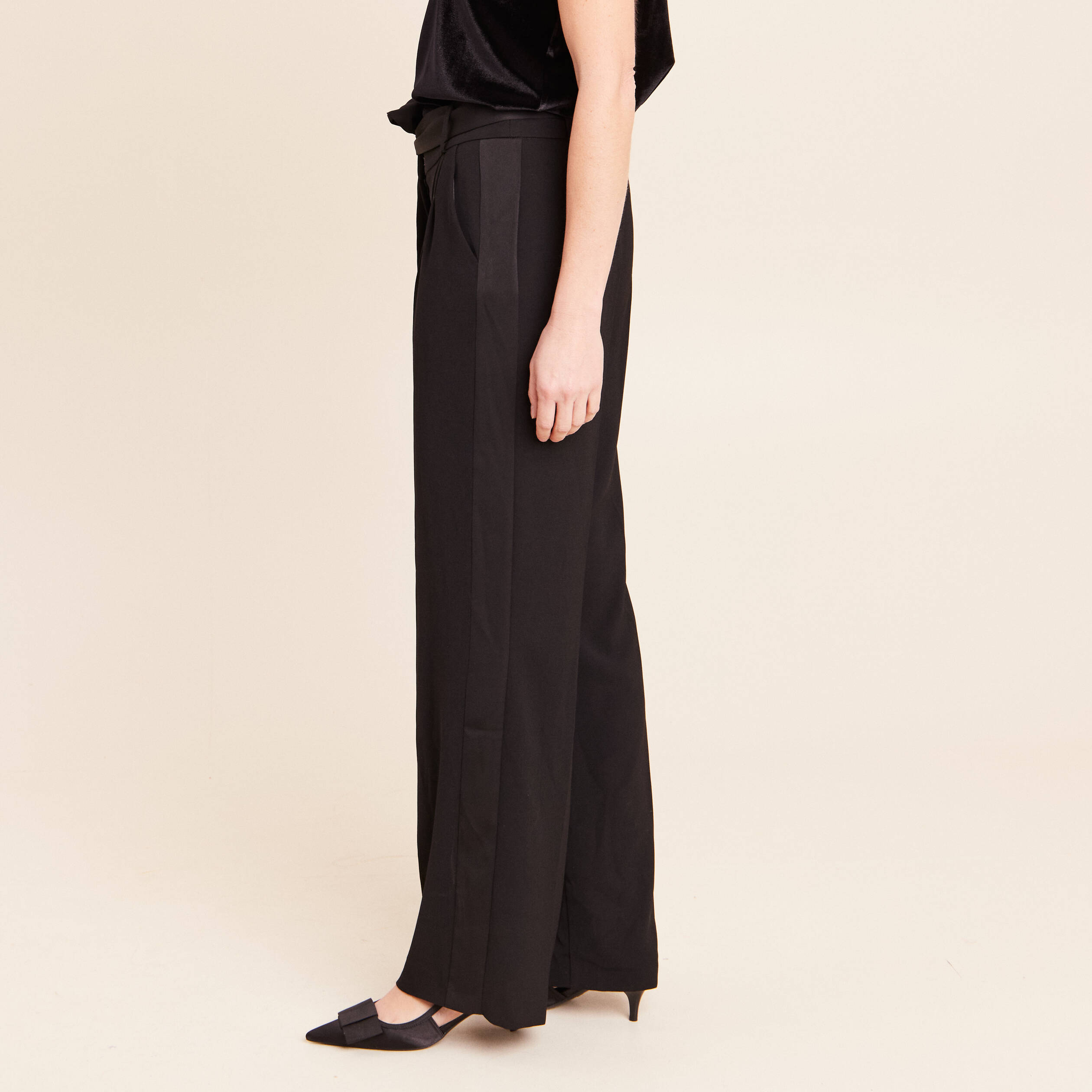 Pantalon satin&eacute; coupe droite noir femme