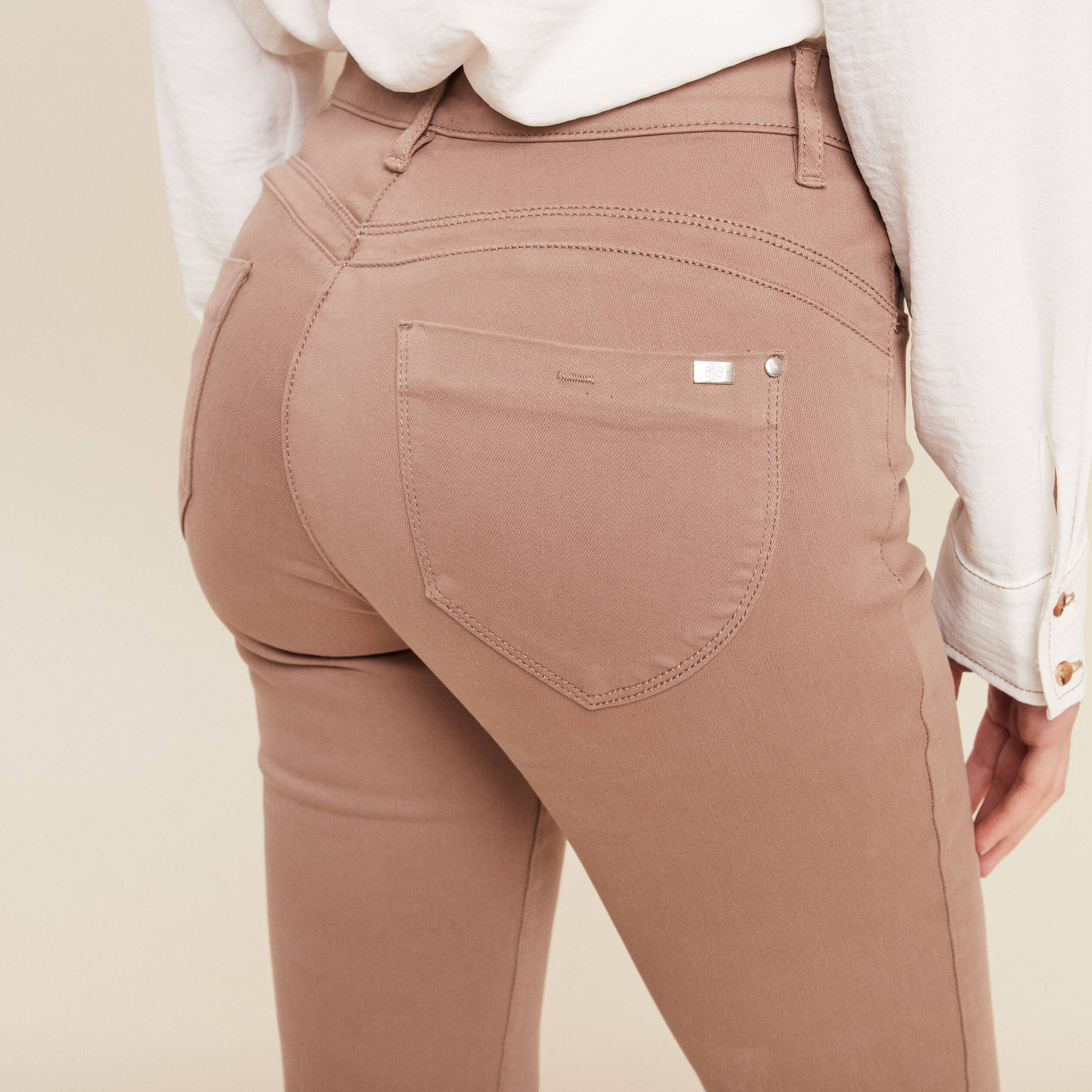 Jean magique L'Unique coupe ajust&eacute;e taupe femme