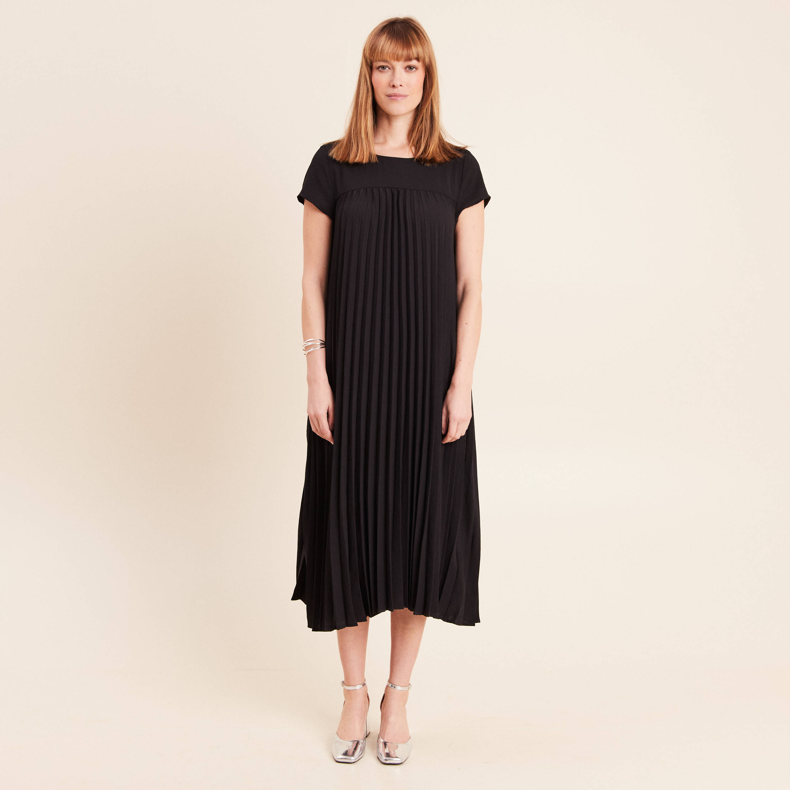 Robe longue &eacute;vas&eacute;e manches courtes noir femme