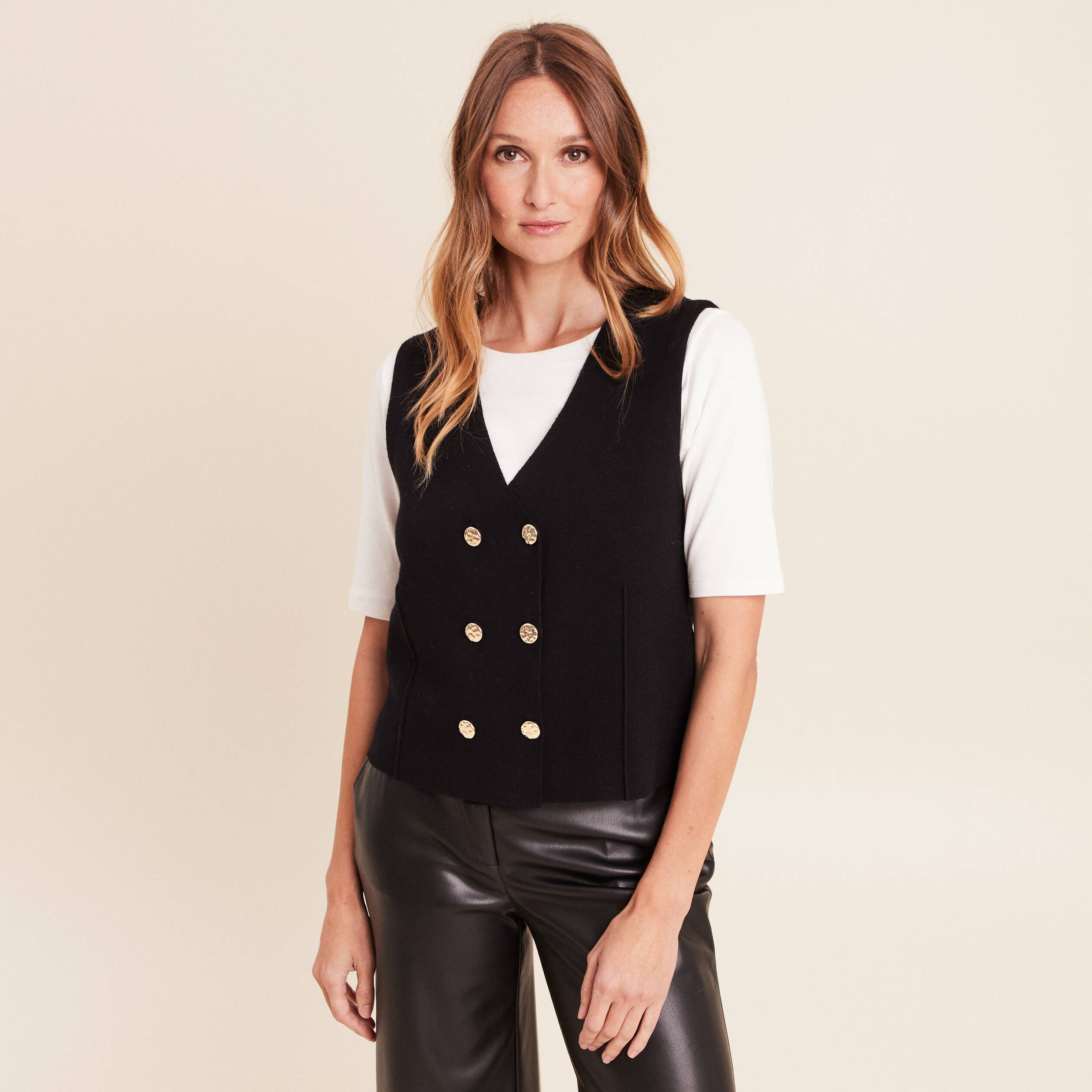 Gilet court cintr&eacute; sans manches col v noir femme