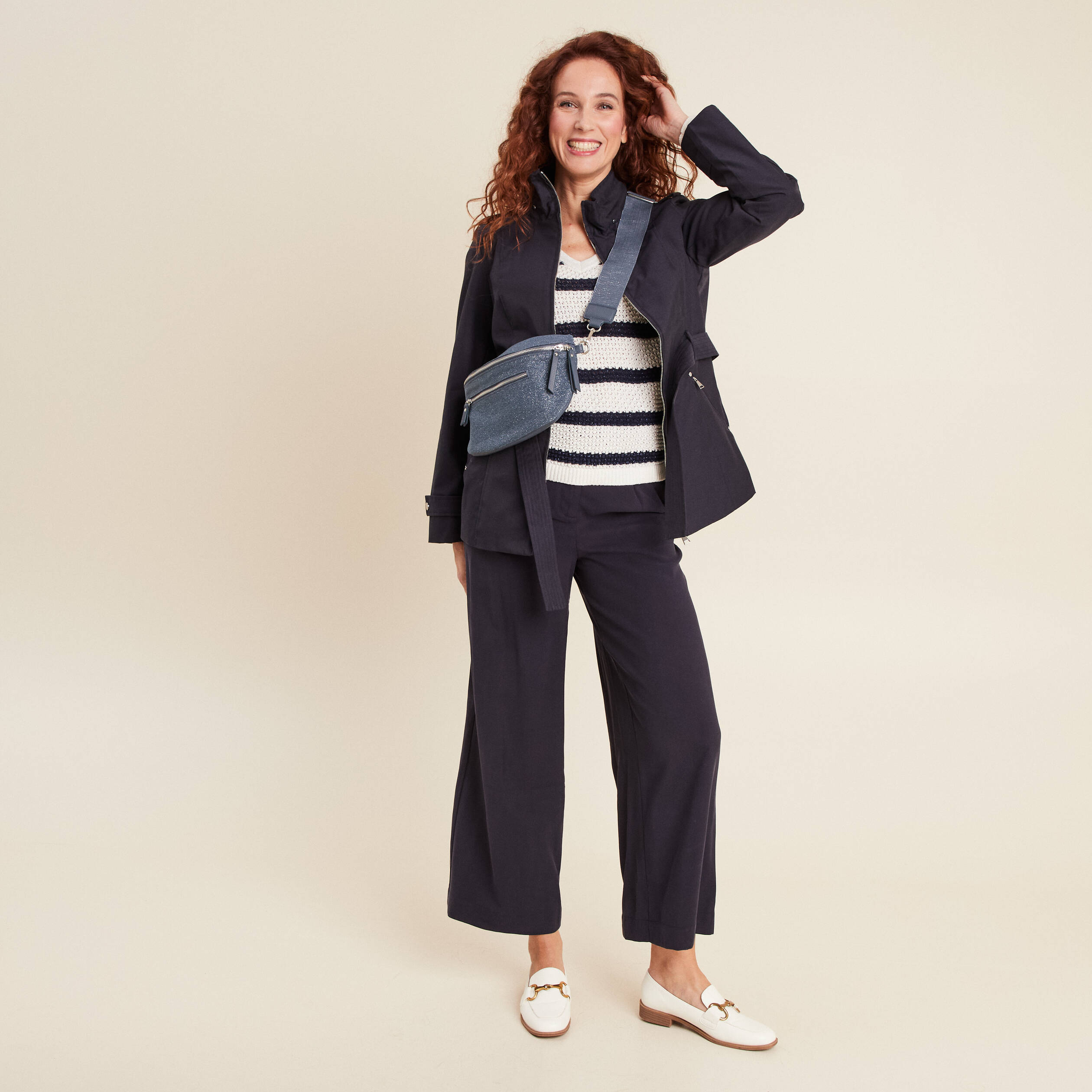 Pantalon large ceinturé bleu foncé femme
