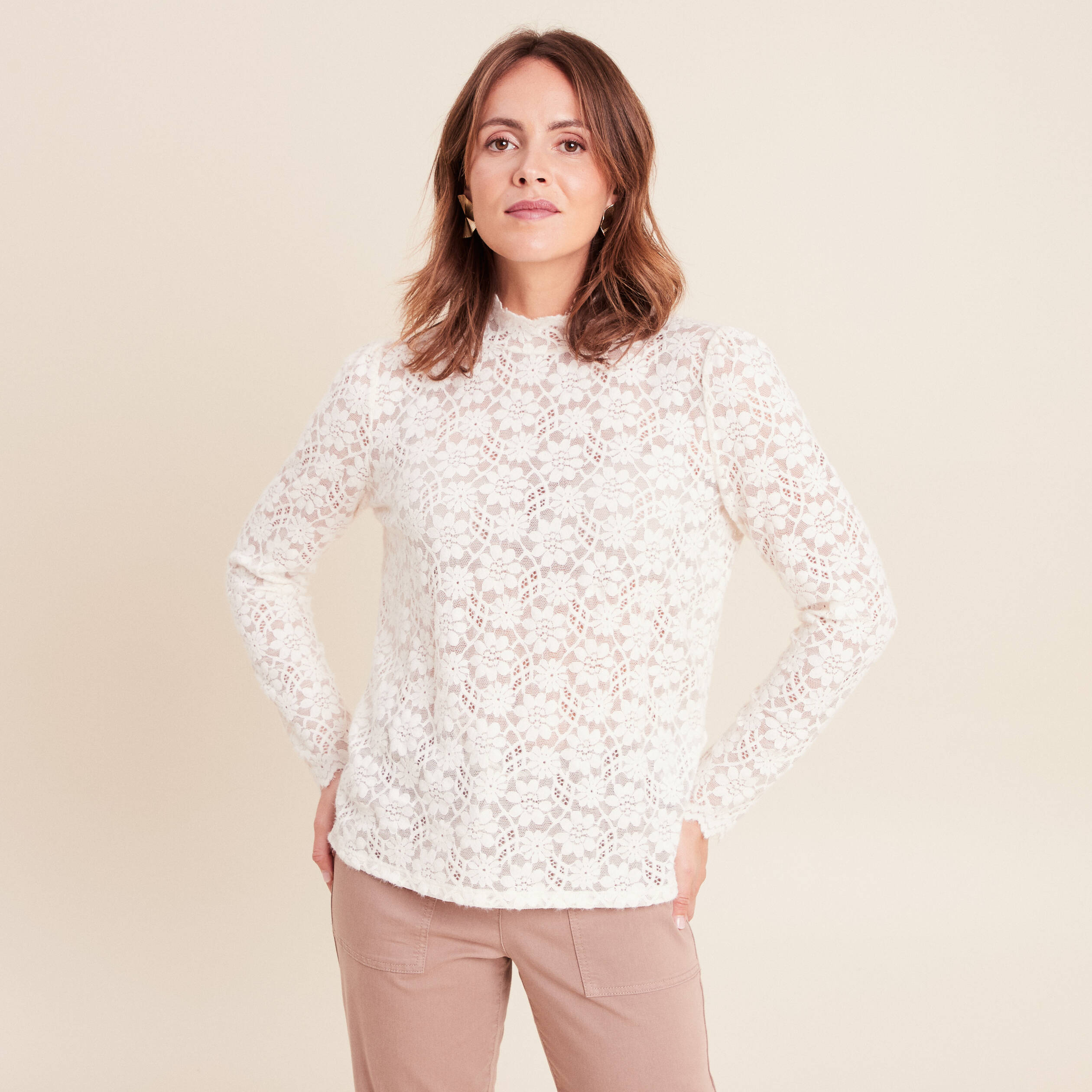 T-shirt cintr&eacute; col montant dentelle ecru femme