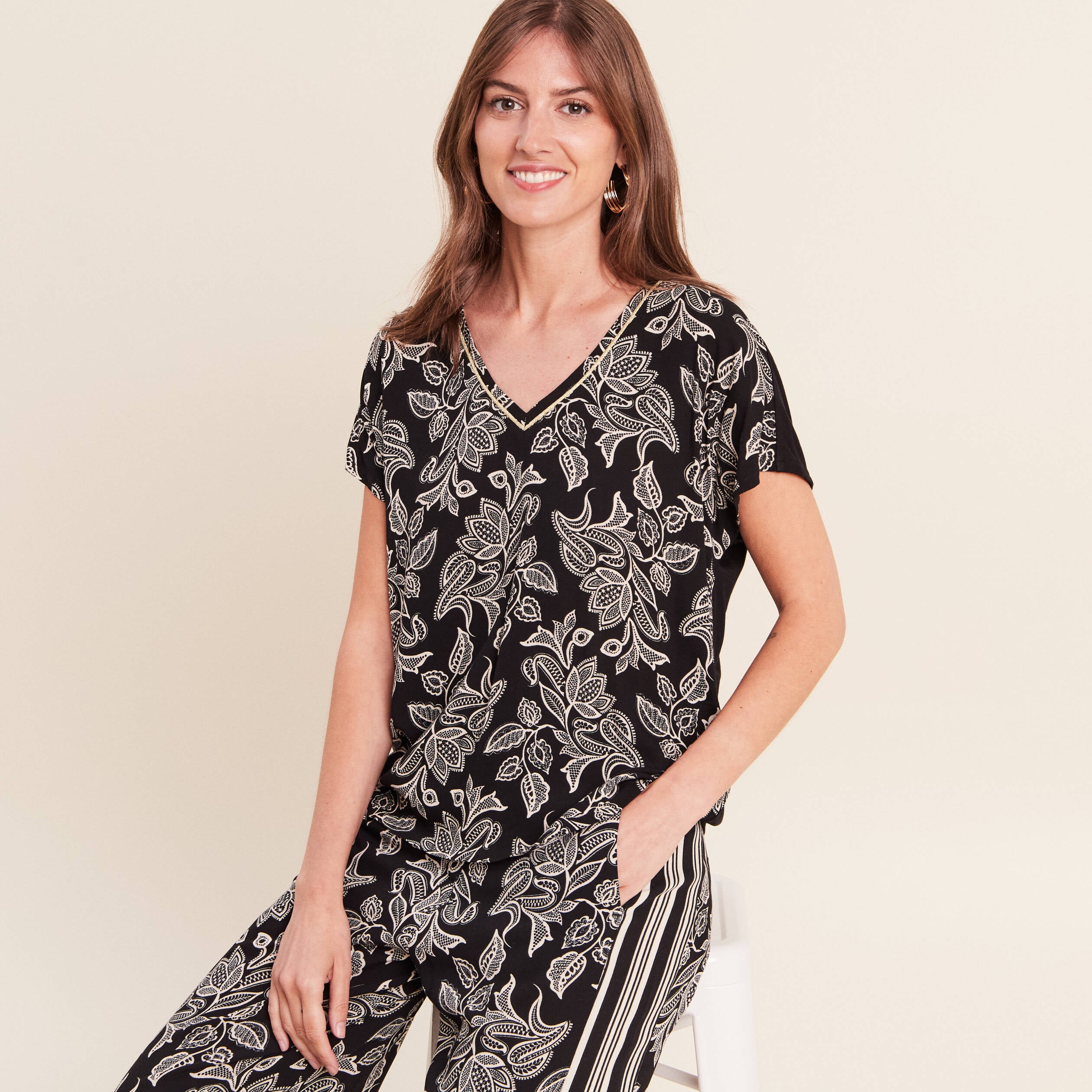 Blouse col v manches courtes noir femme