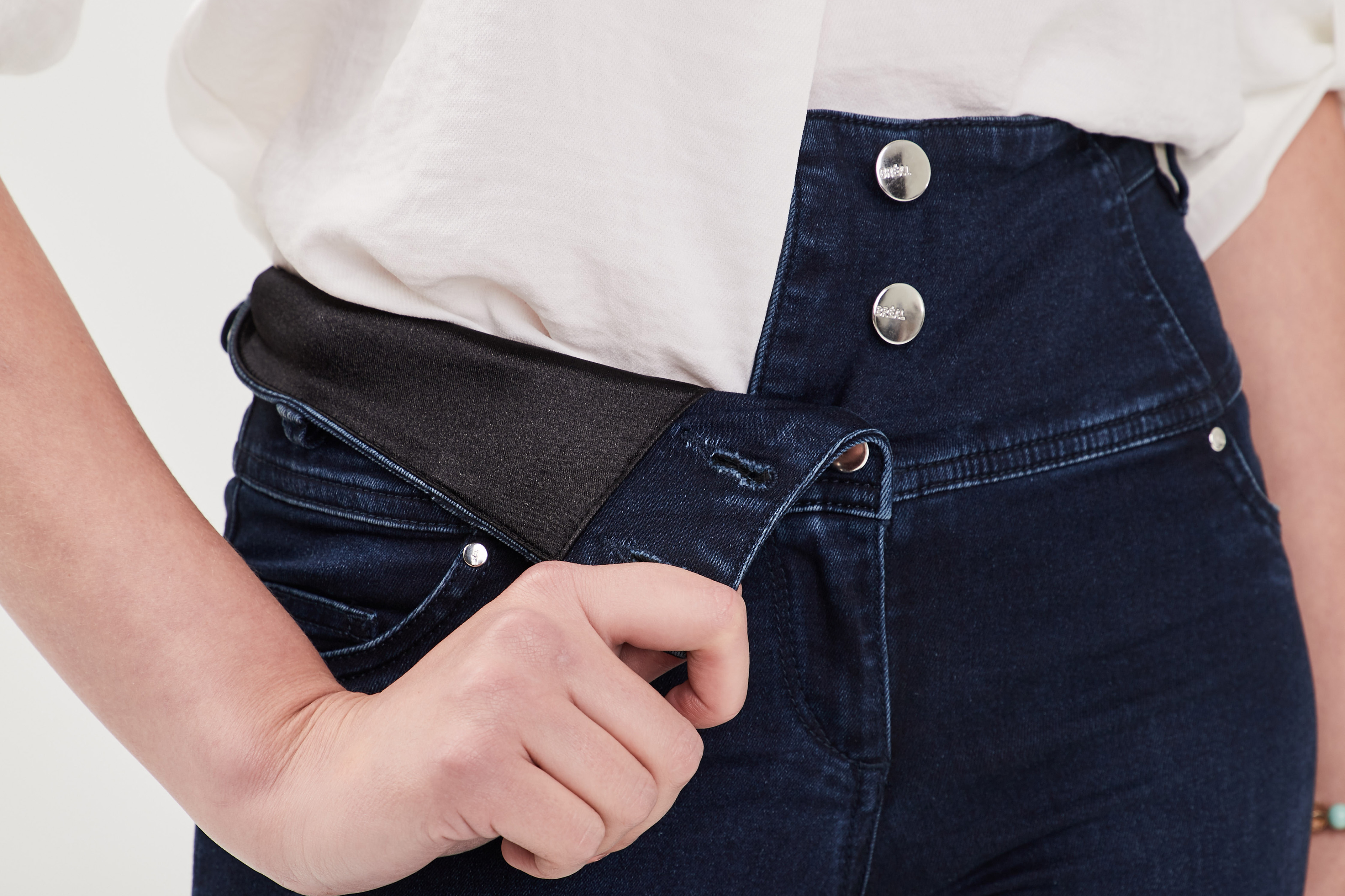 Pantalon magique Le gainant denim noir femme