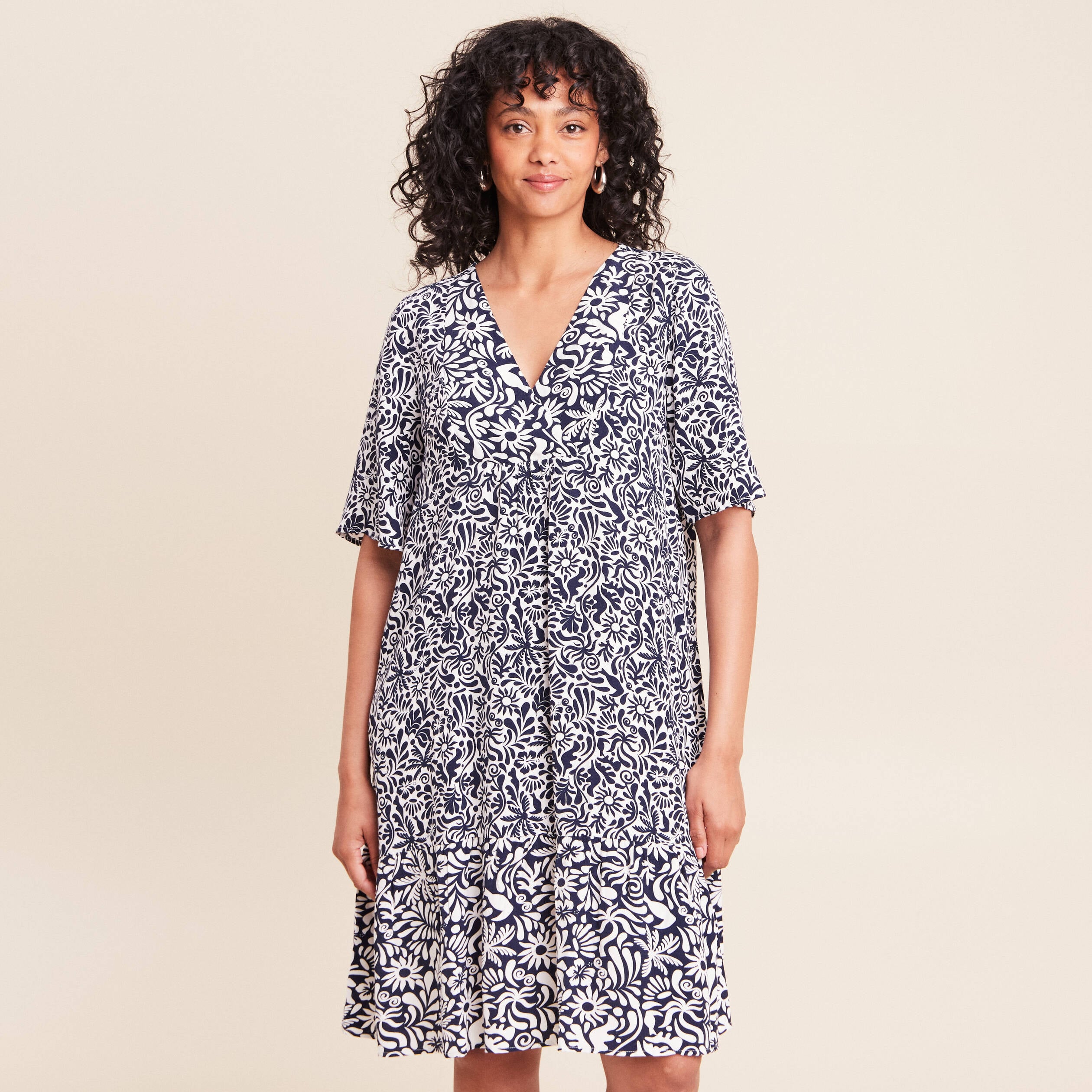 Robe courte &eacute;vas&eacute;e col V bleu femme