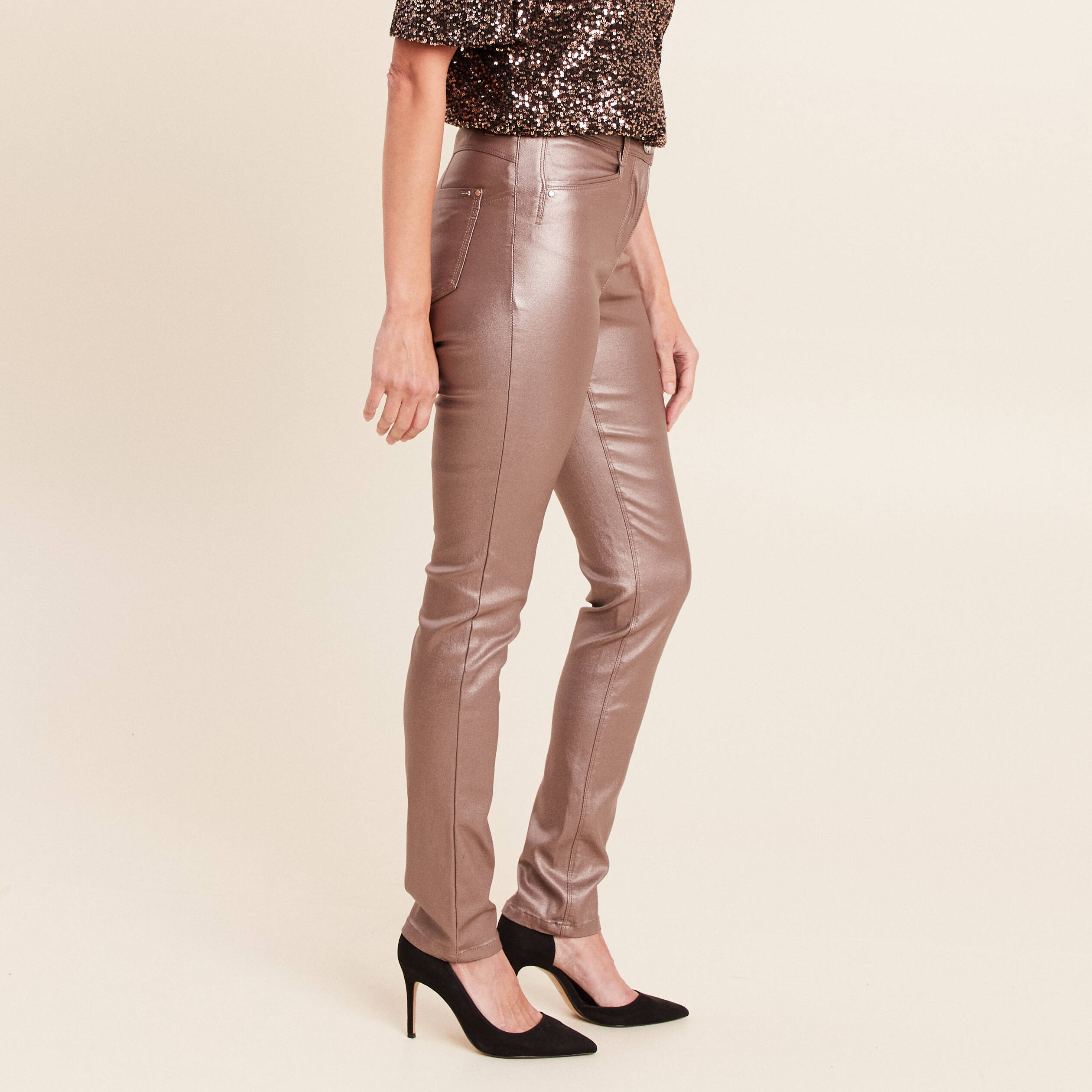 Pantalon iris&eacute; en similicuir marron fonc&eacute; femme