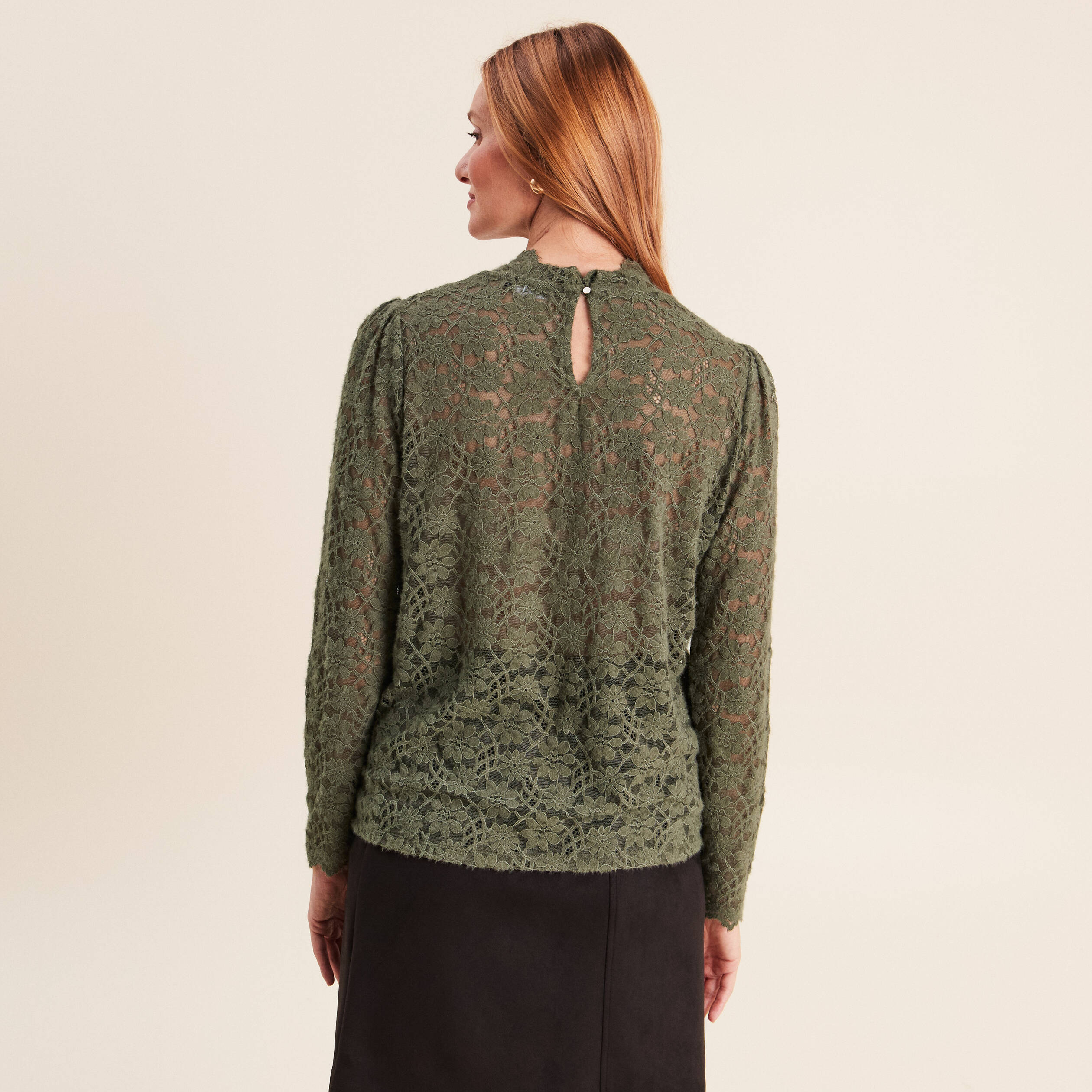 T-shirt cintr&eacute; col montant dentelle vert kaki femme