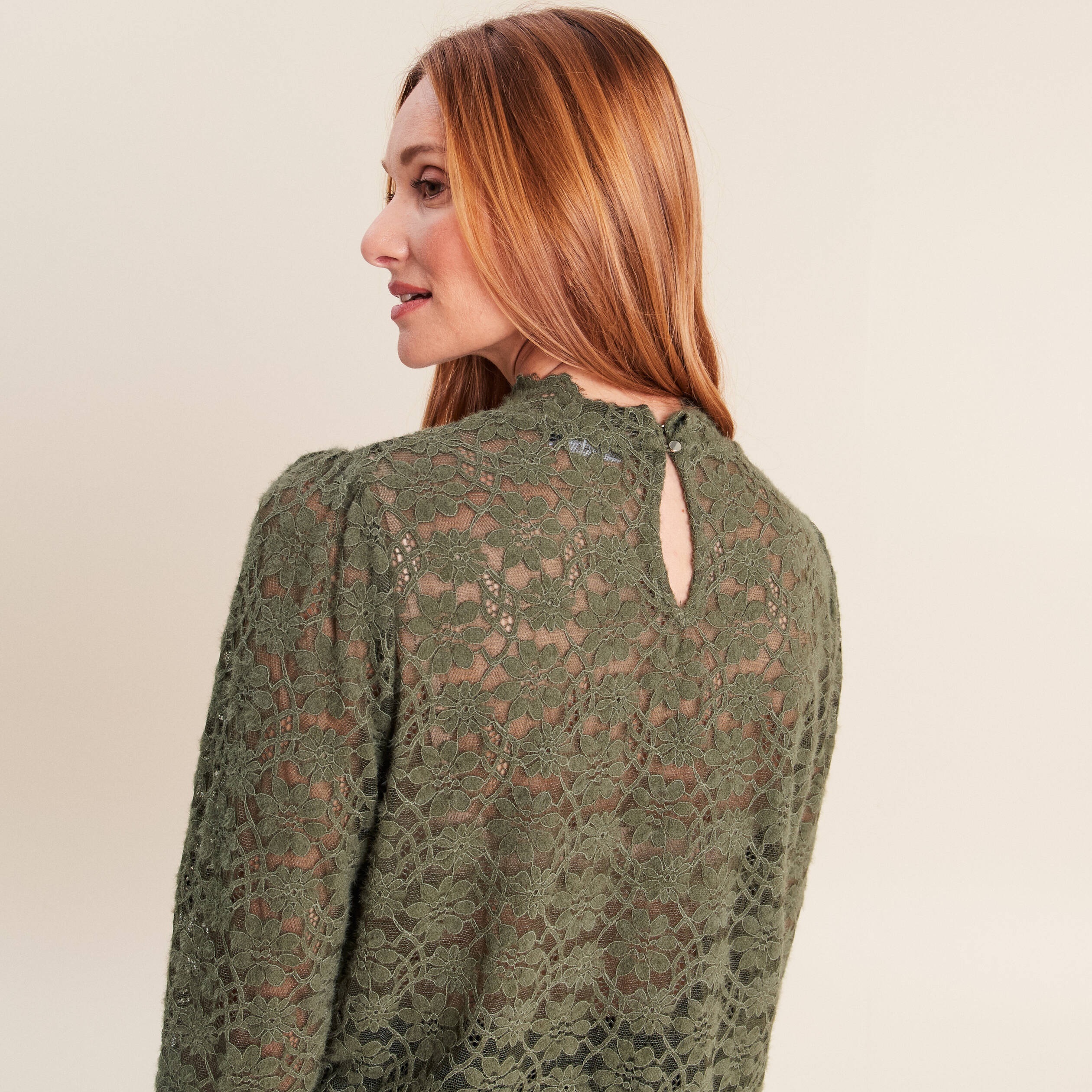 T-shirt cintr&eacute; col montant dentelle vert kaki femme