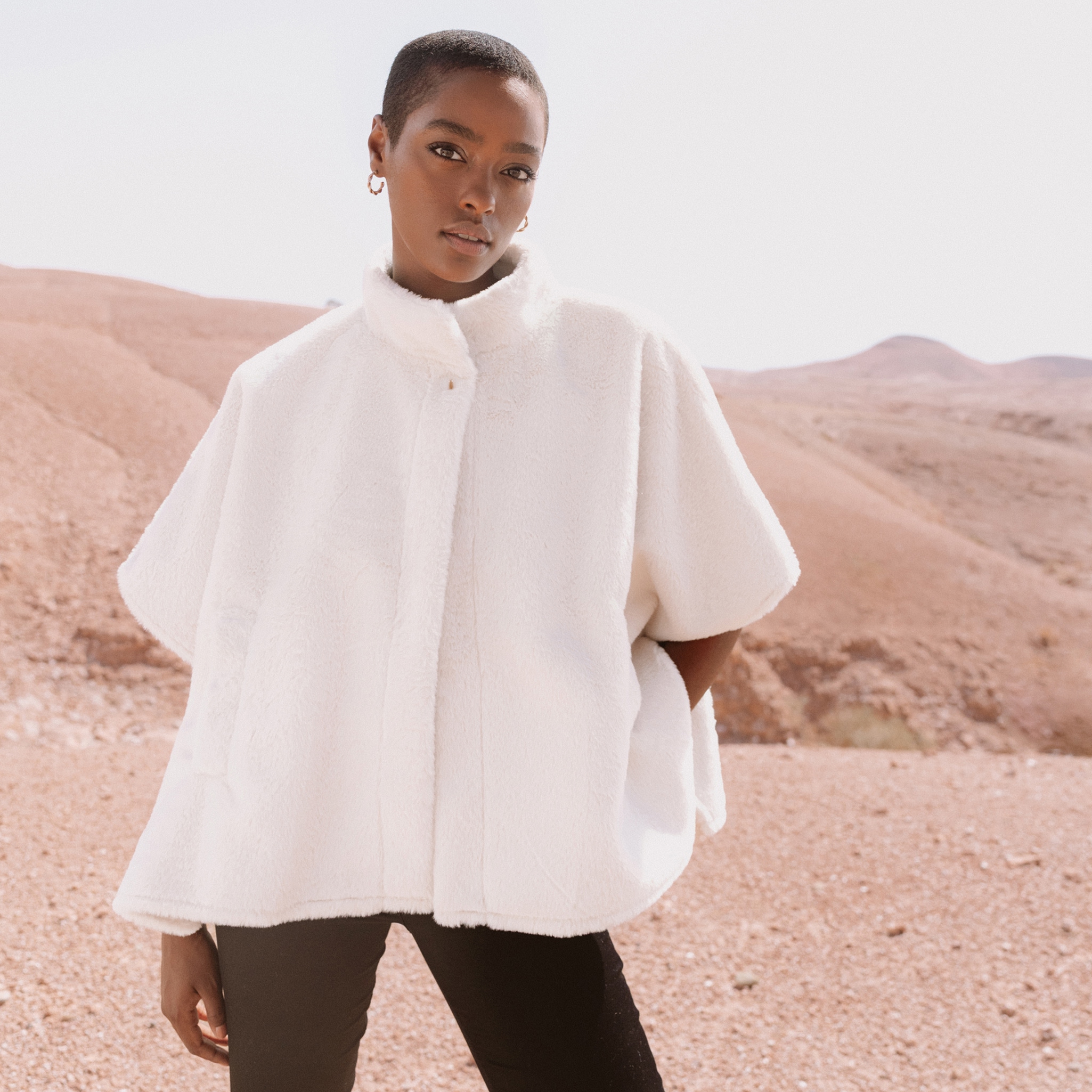 Poncho Cape Femme Jacquard à Bord En Fausse Fourrure Et Pompons - Taille Unique Hiver