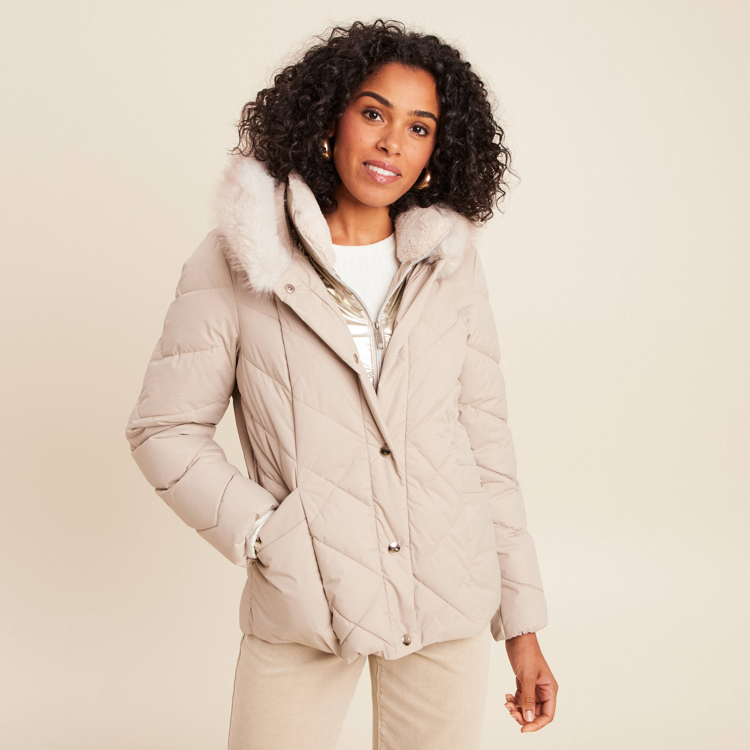 Doudoune ajust&eacute;e &agrave; capuche doubl&eacute;e beige femme