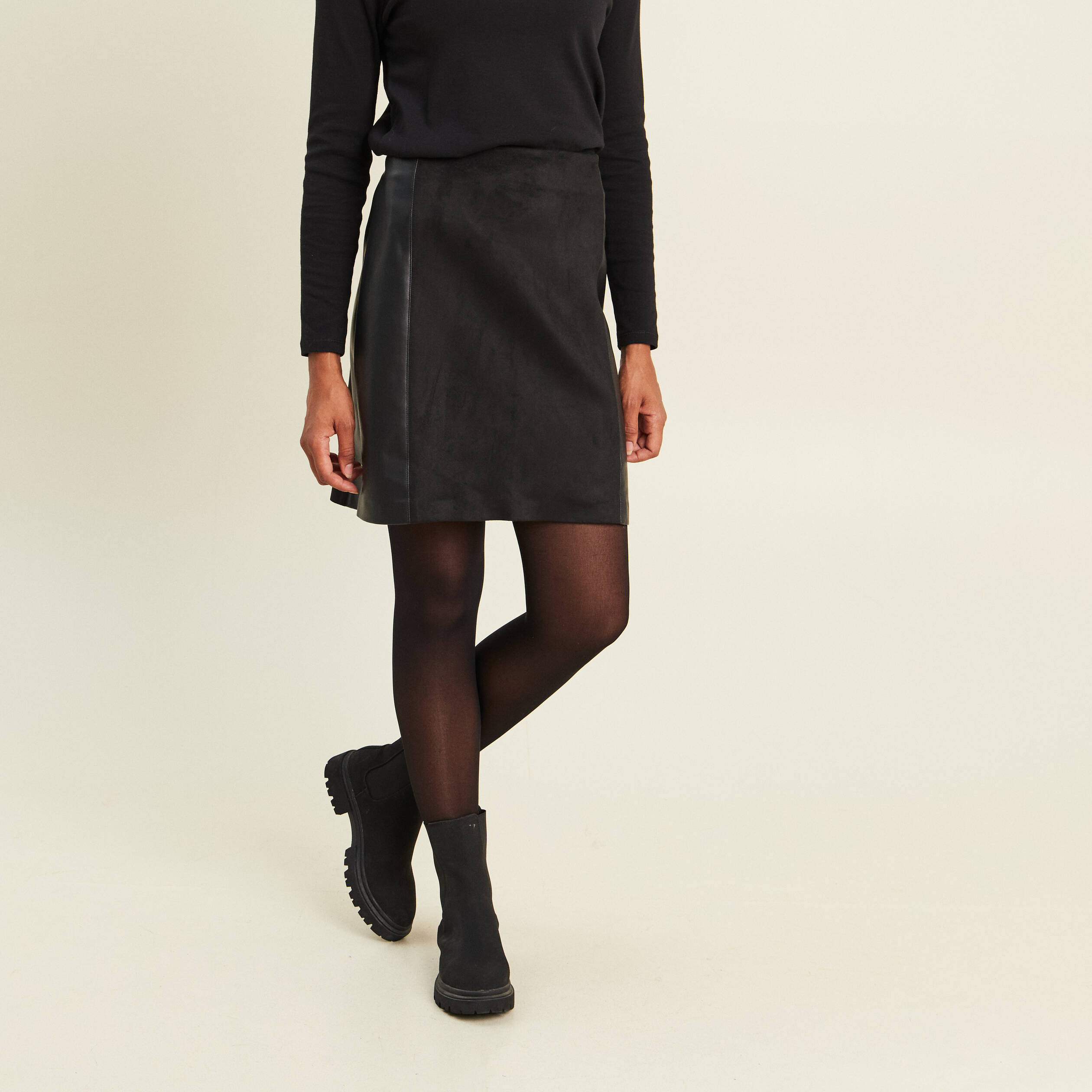 Jupe trap&egrave;ze courte aspect daim noir femme