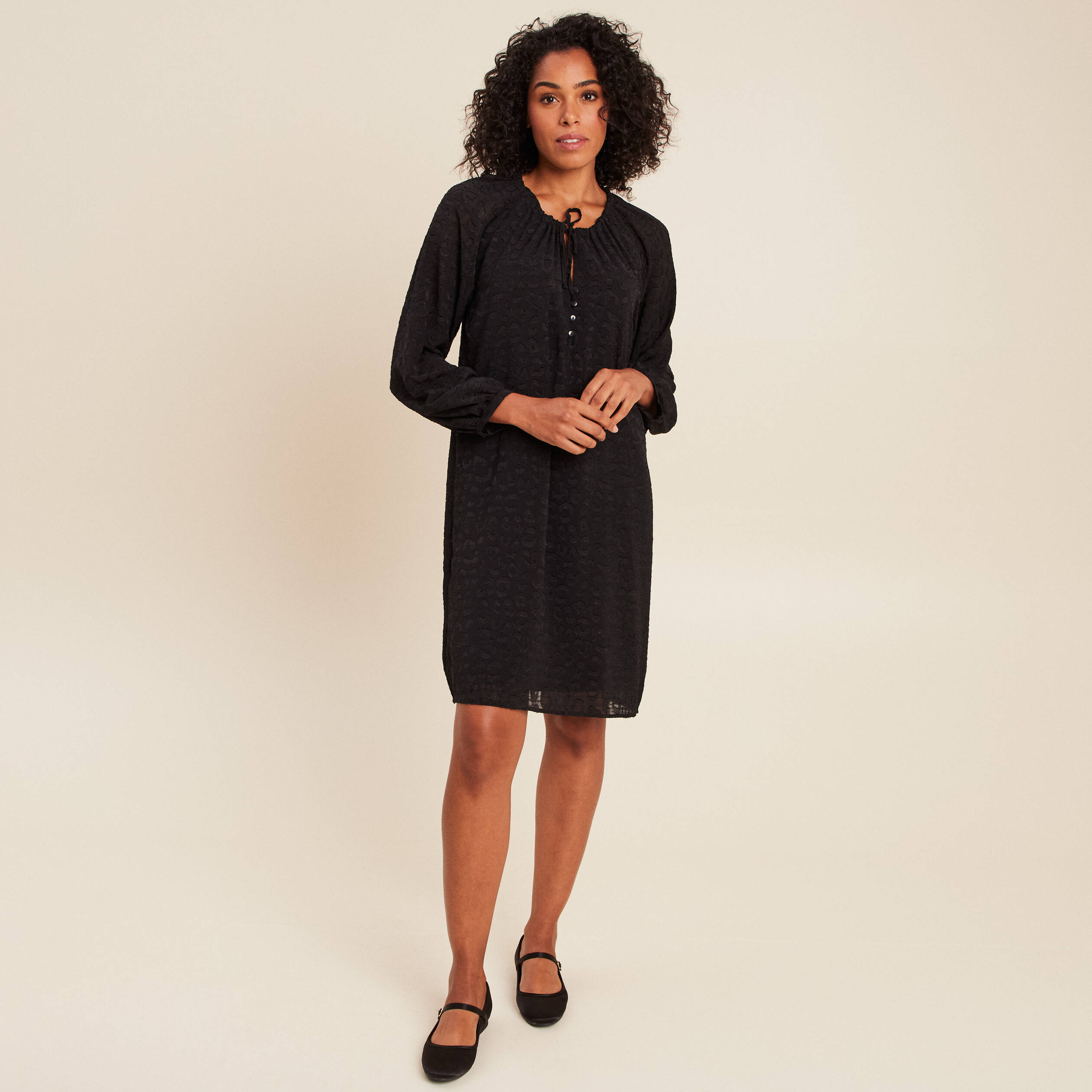 Talons Hauts Jolie Femme En Robe Courte Robe Courte évasée Col V