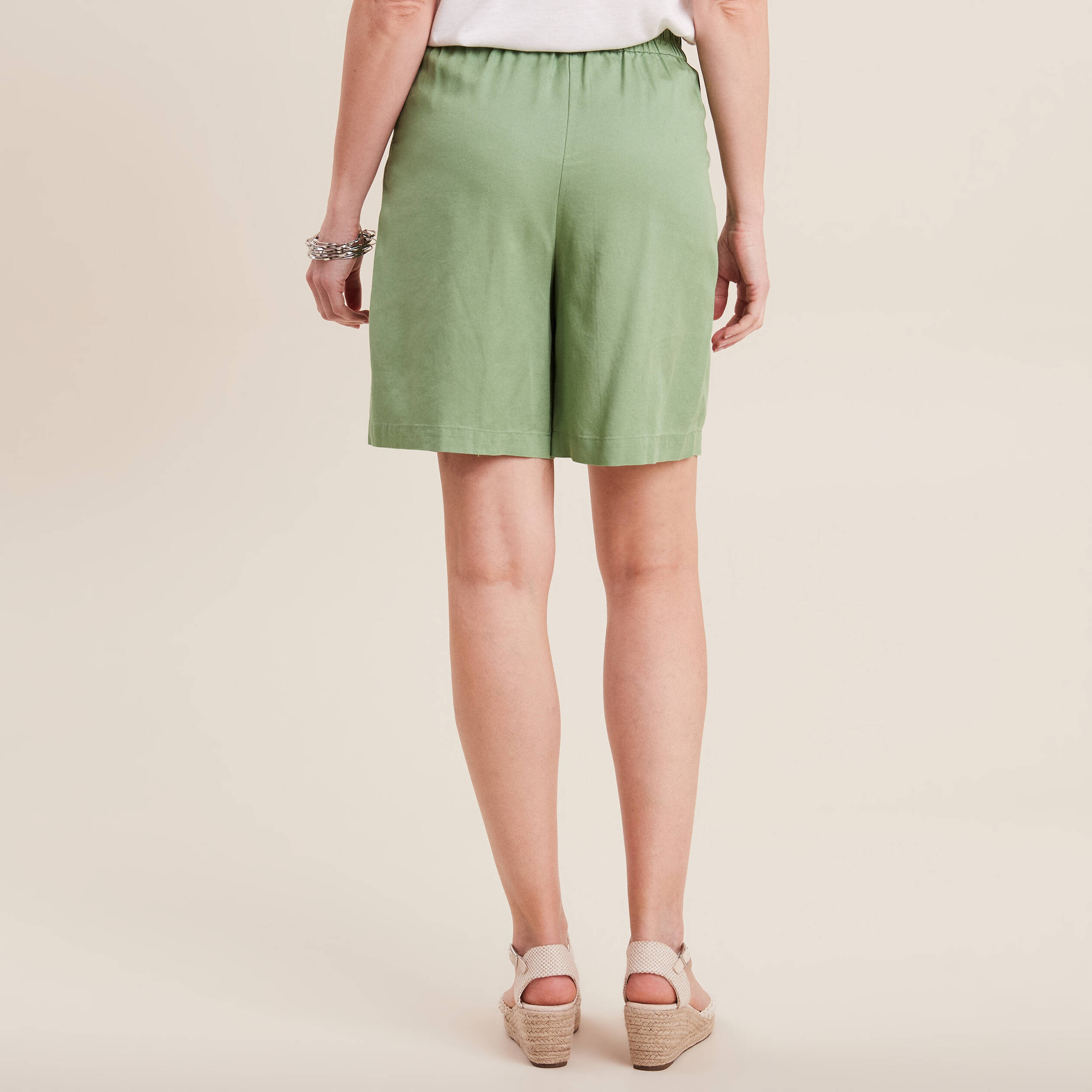 Short droit à pinces vert olive femme