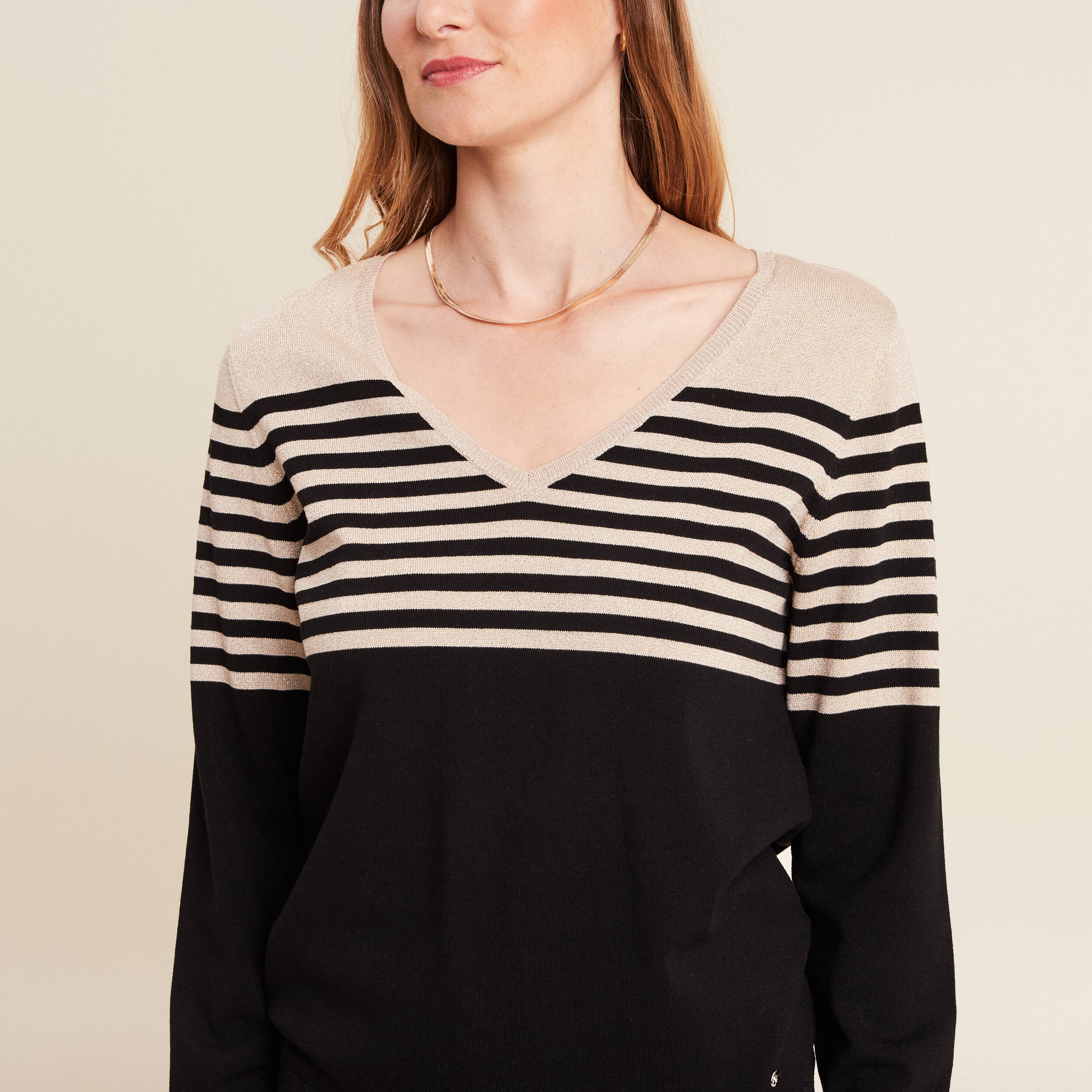 Pull ajust&eacute; col en V noir femme