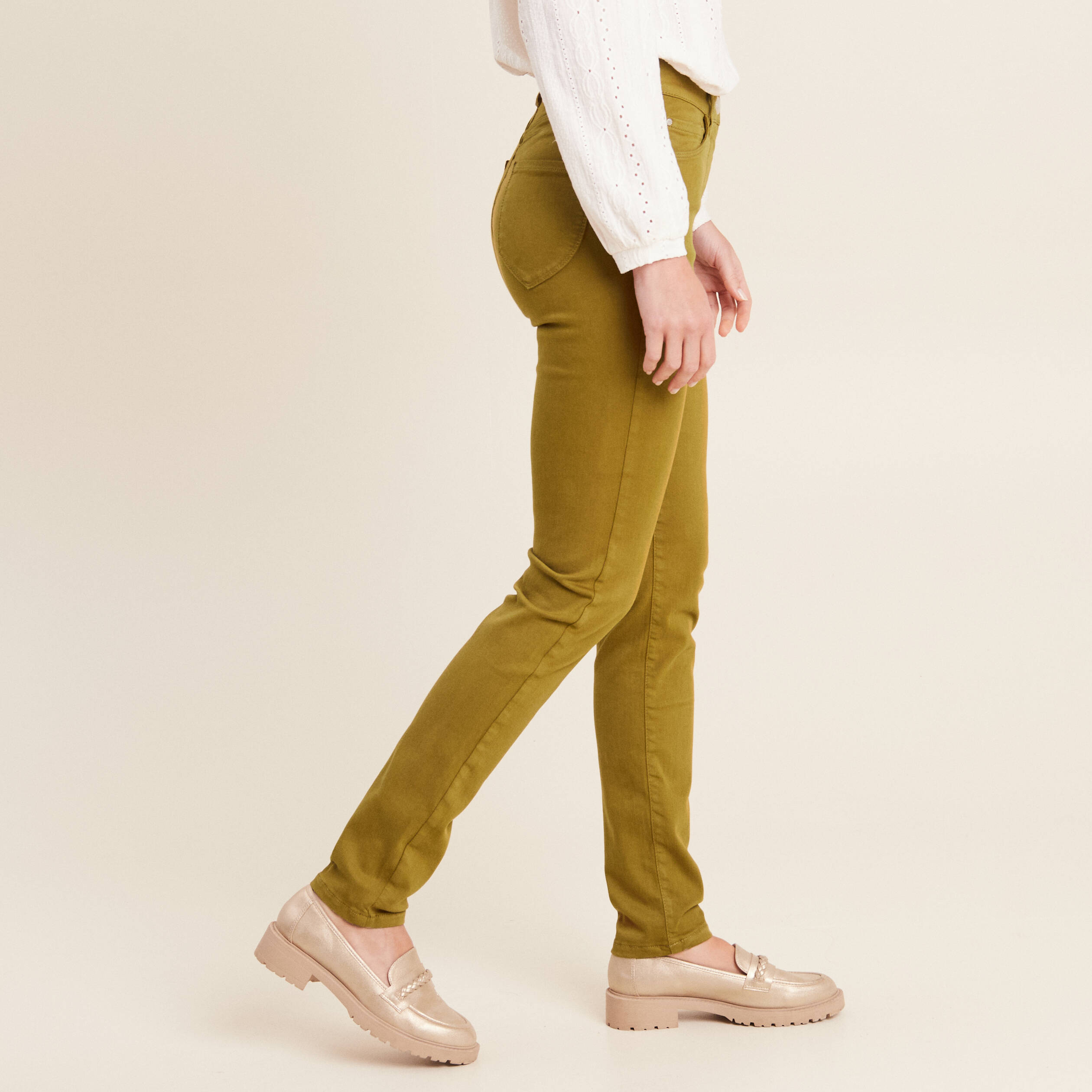 Jean magique L'Unique coupe ajust&eacute;e vert olive femme