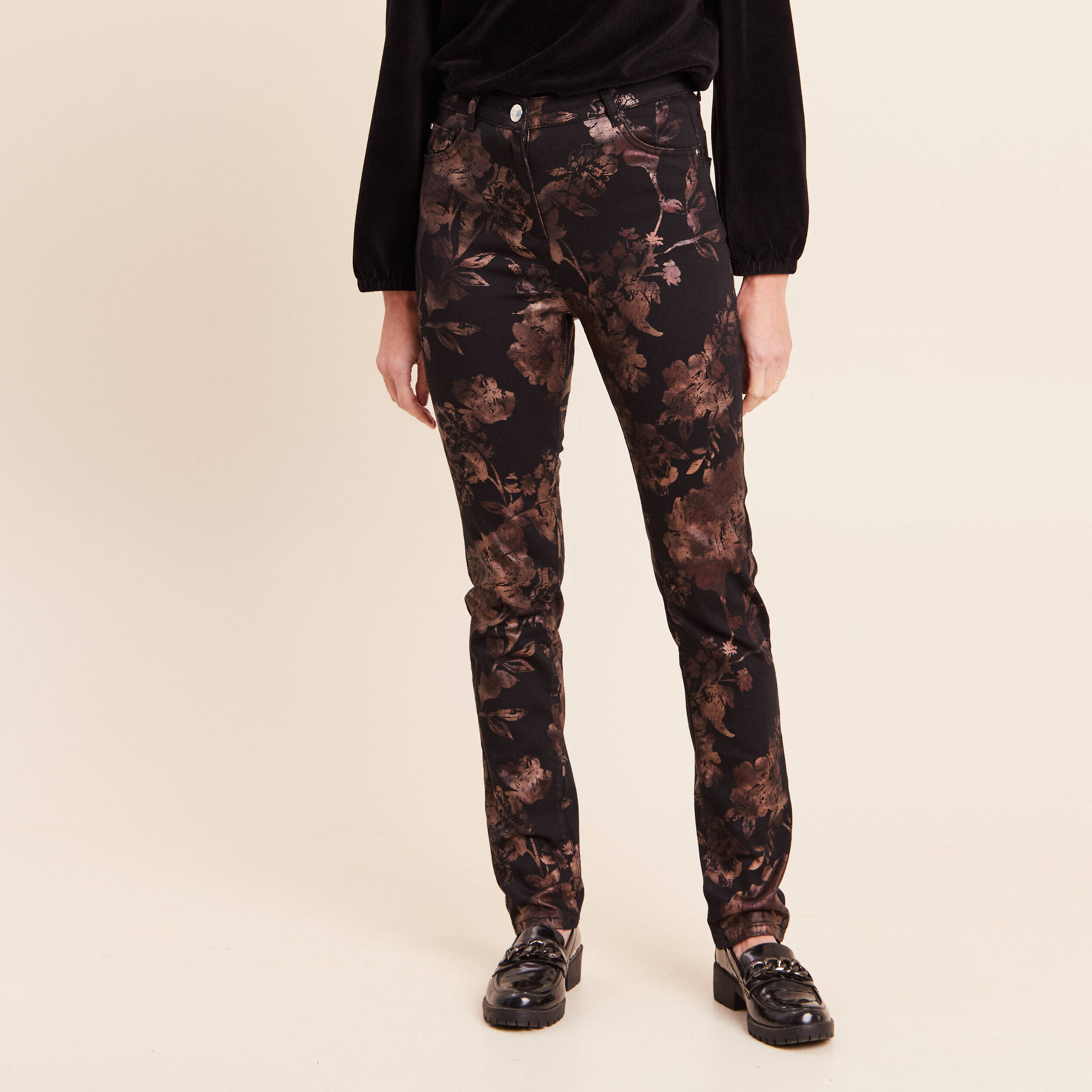 Pantalon ajust&eacute; taille haute denim noir enduit femme