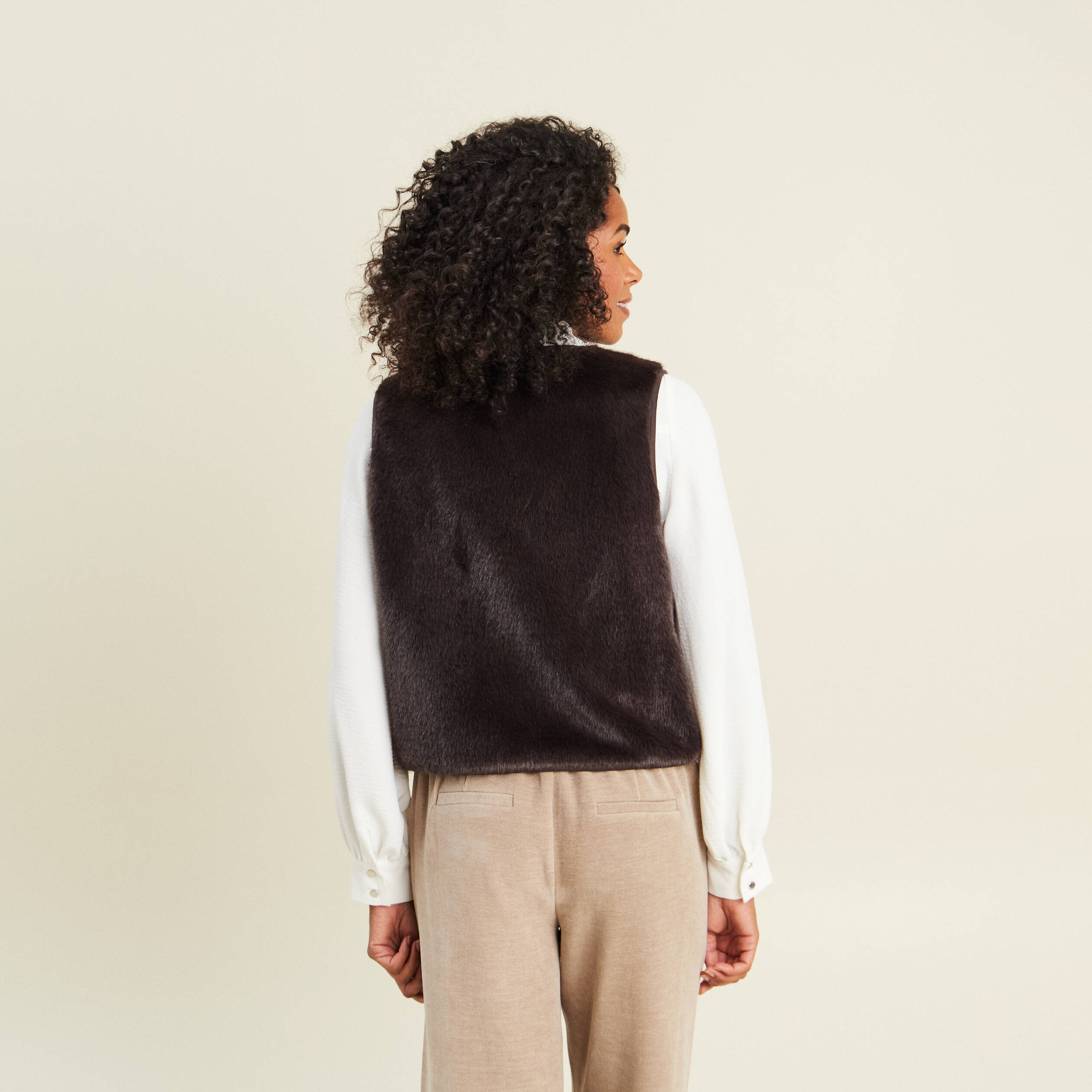 Gilet droit sans manches fausse fourrure marron fonc&eacute; femme